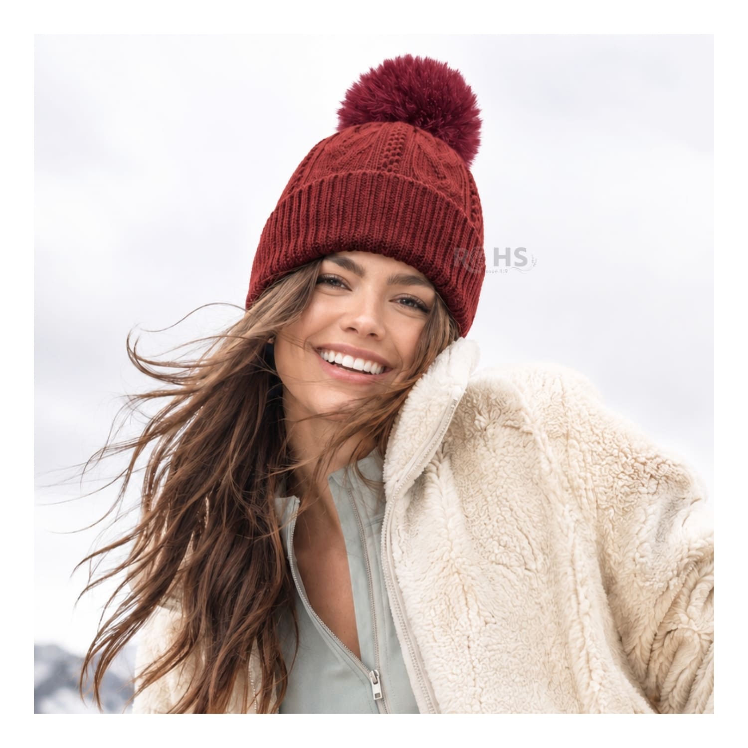 GORRO DE INVIERNO POLIÉSTER CON POMPÓN TEXTURIZADO COLOR ROJO - 5