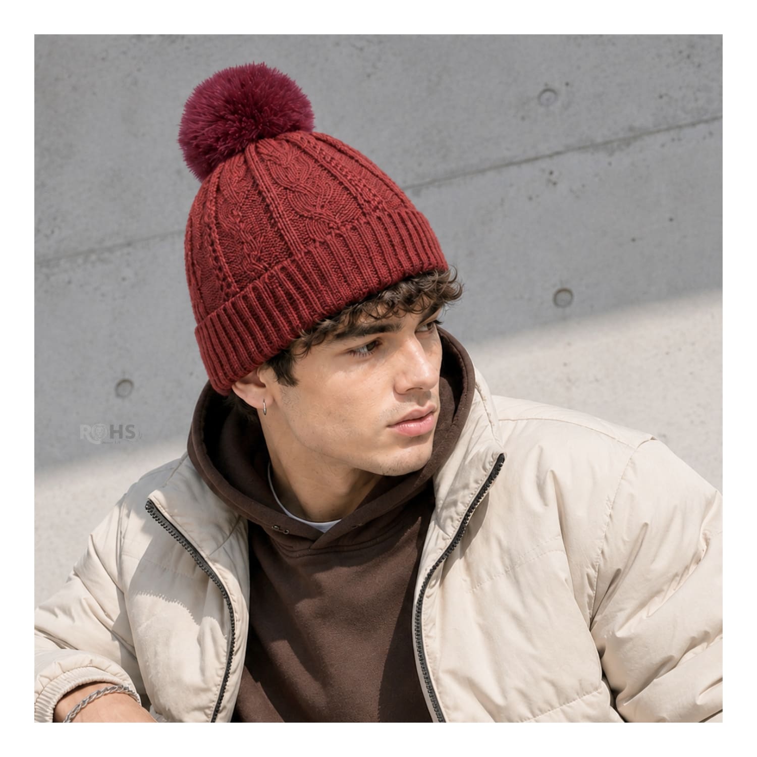 GORRO DE INVIERNO POLIÉSTER CON POMPÓN TEXTURIZADO COLOR ROJO - 7