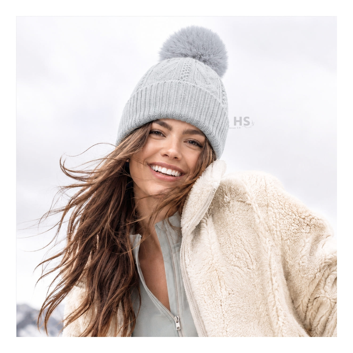GORRO DE INVIERNO POLIÉSTER CON POMPÓN TEXTURIZADO COLOR GRIS CLARO - 5