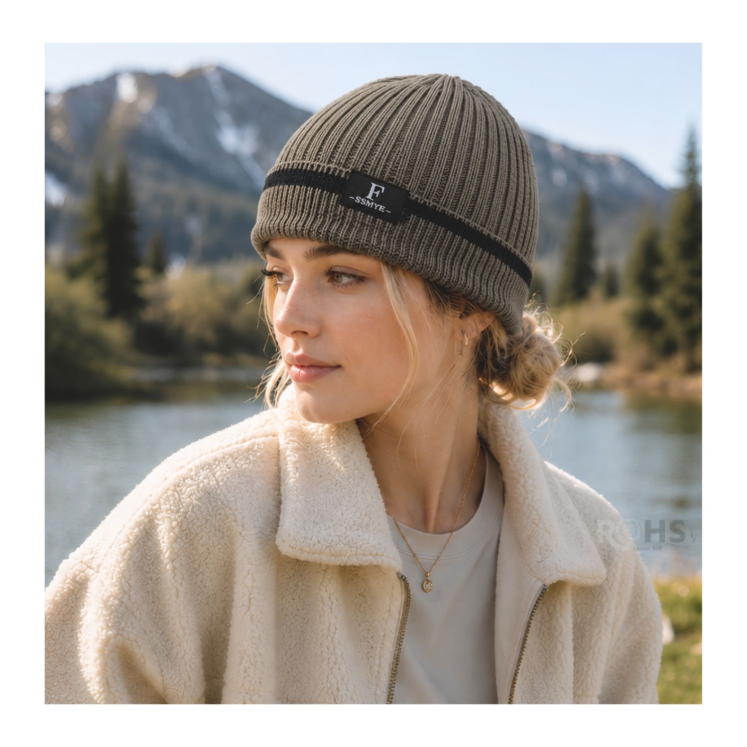 GORRO TEJIDO POLIÉSTER CON RAYA DECORATIVA PARA INVIERNO COLOR CAFÉ - 2