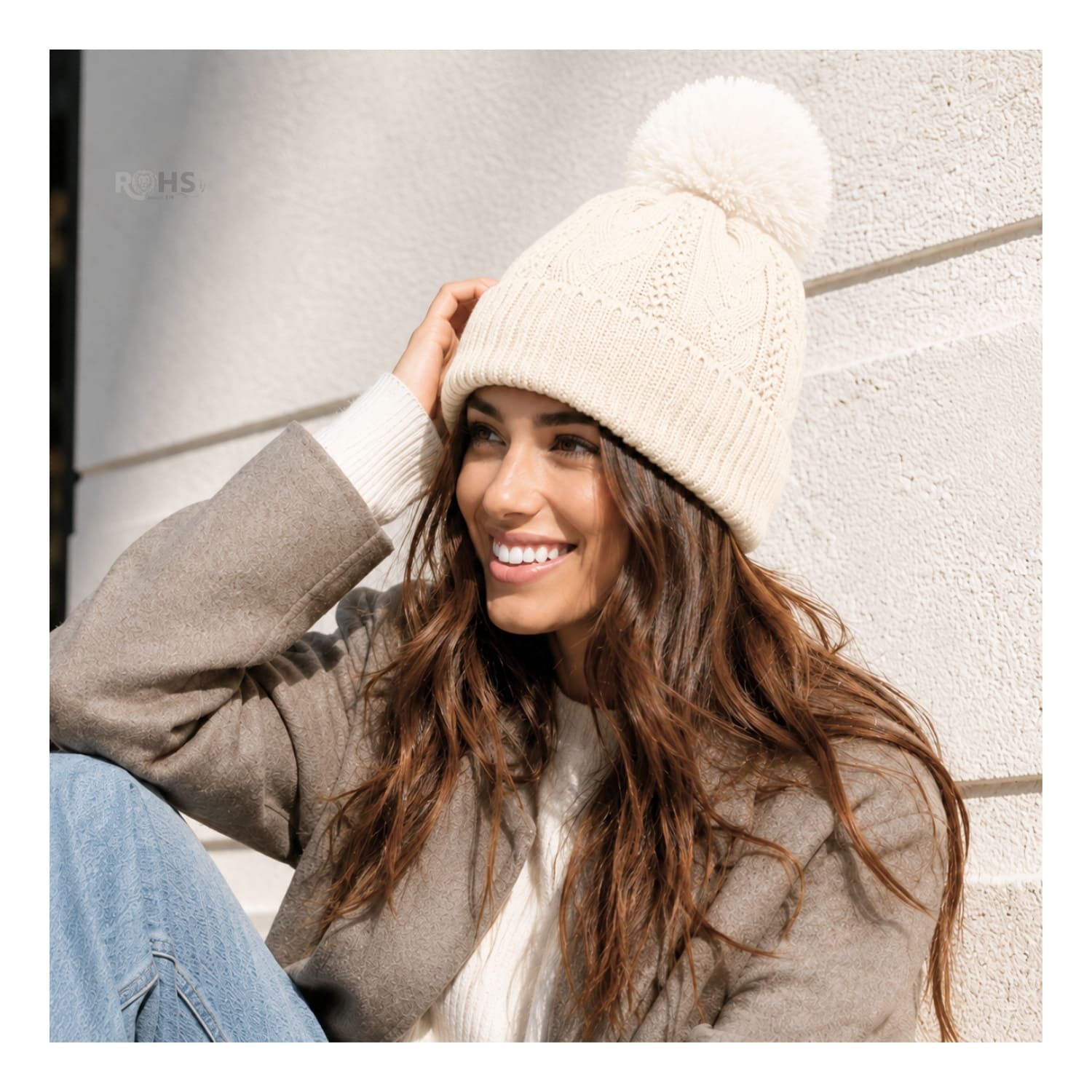 GORRO DE INVIERNO POLIÉSTER CON POMPÓN TEXTURIZADO COLOR BLANCO MARFIL - 4