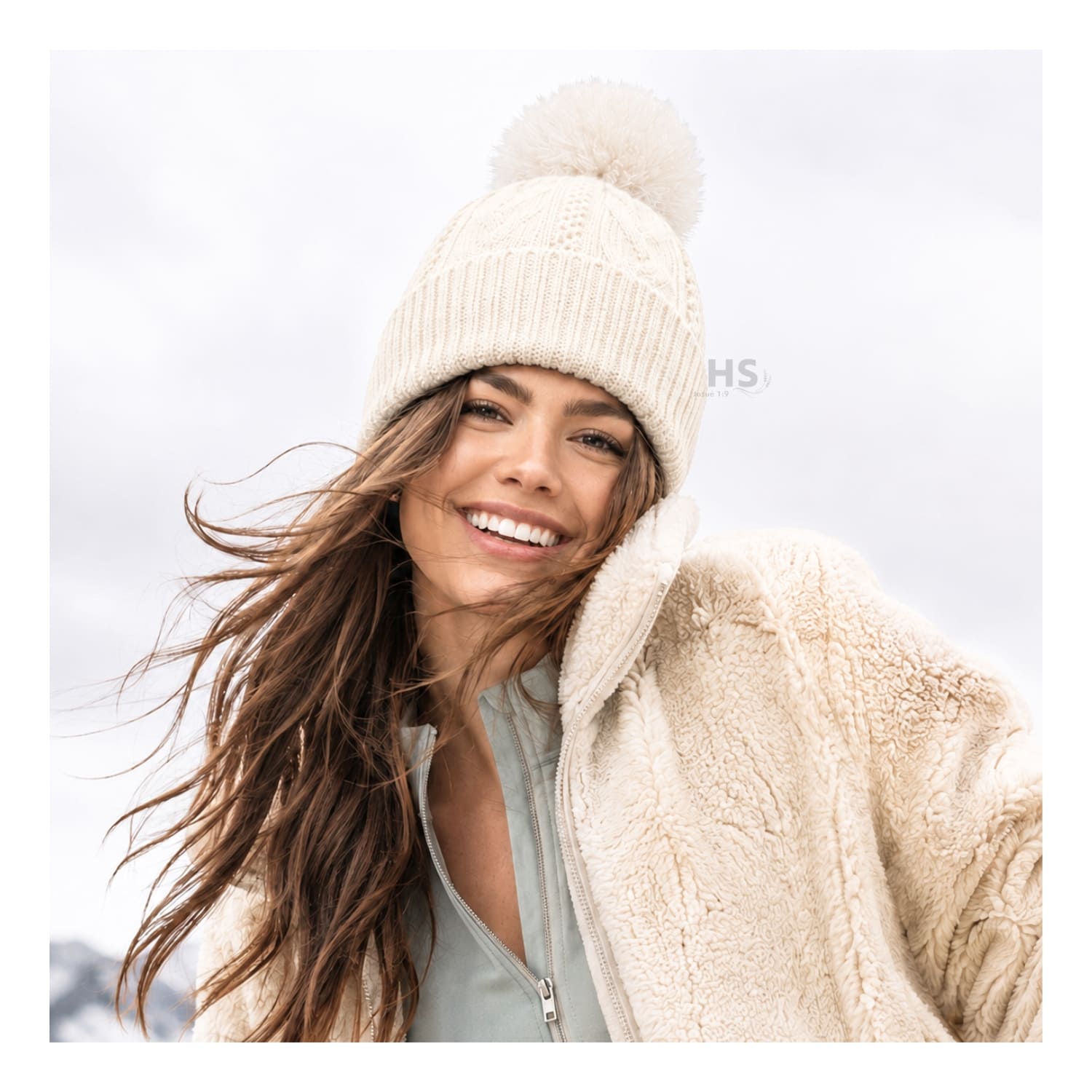 GORRO DE INVIERNO POLIÉSTER CON POMPÓN TEXTURIZADO COLOR BLANCO MARFIL - 5