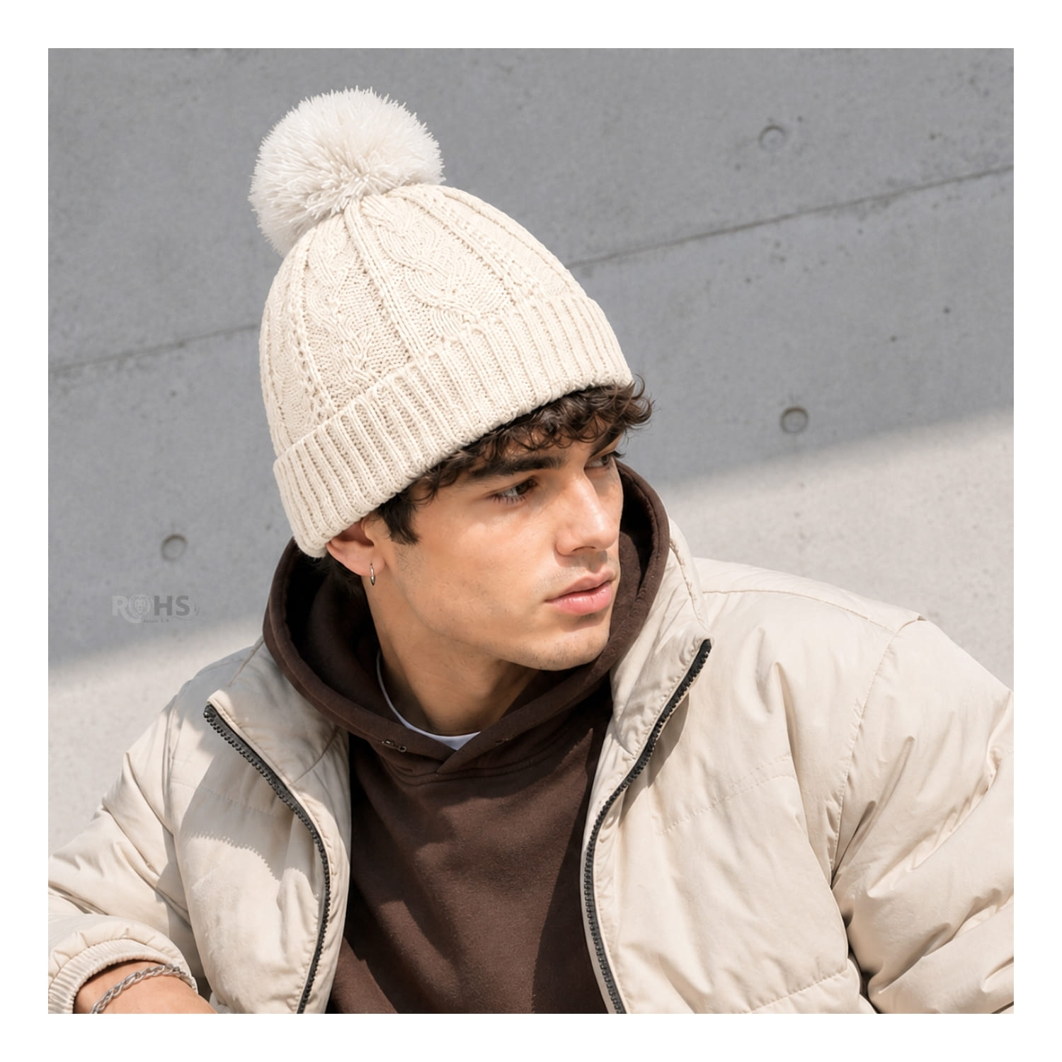 GORRO DE INVIERNO POLIÉSTER CON POMPÓN TEXTURIZADO COLOR BLANCO MARFIL - 7