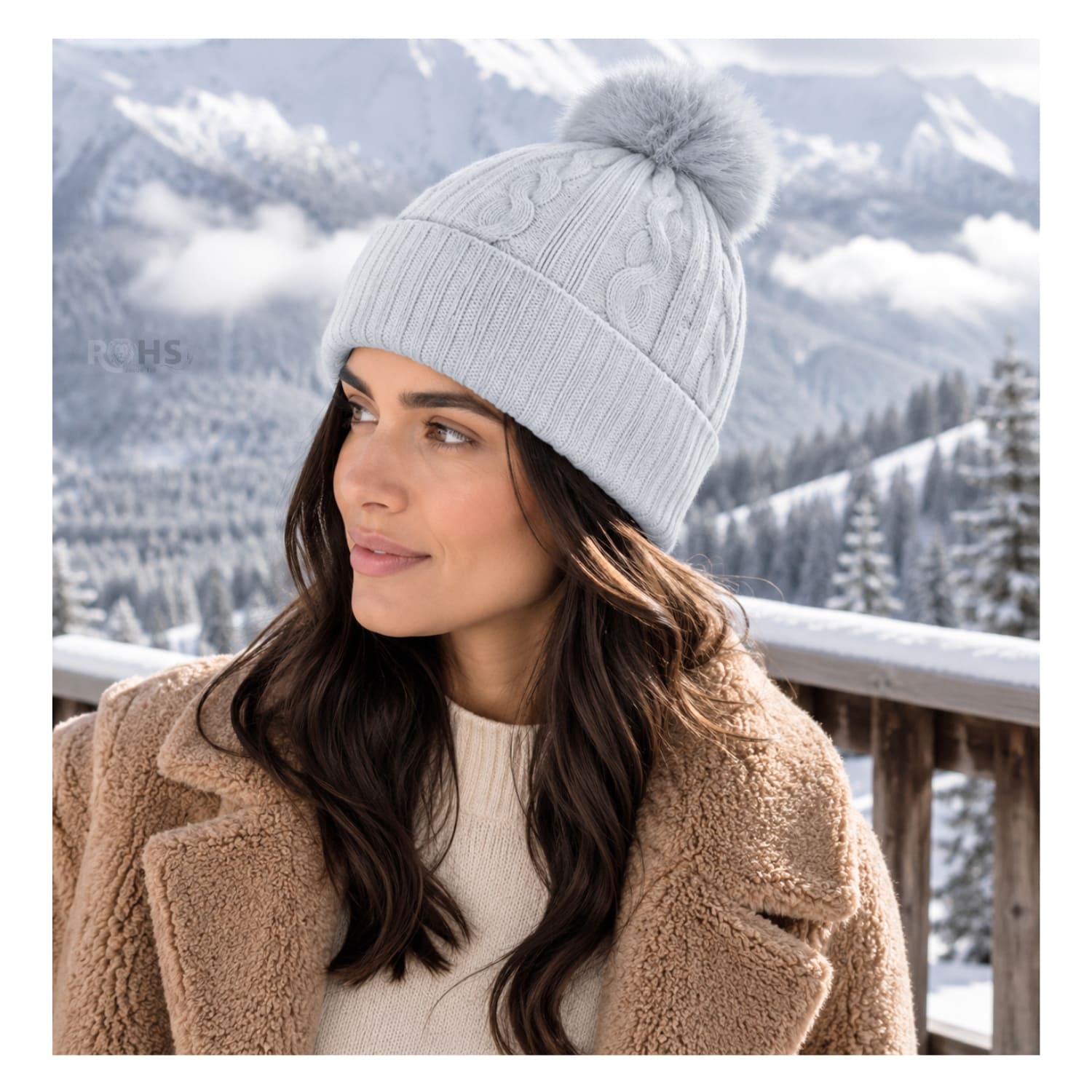 GORRO TEJIDO CON POMPÓN DISEÑO TEXTURIZADO PARA INVIERNO COLOR GRIS CLARO - 4
