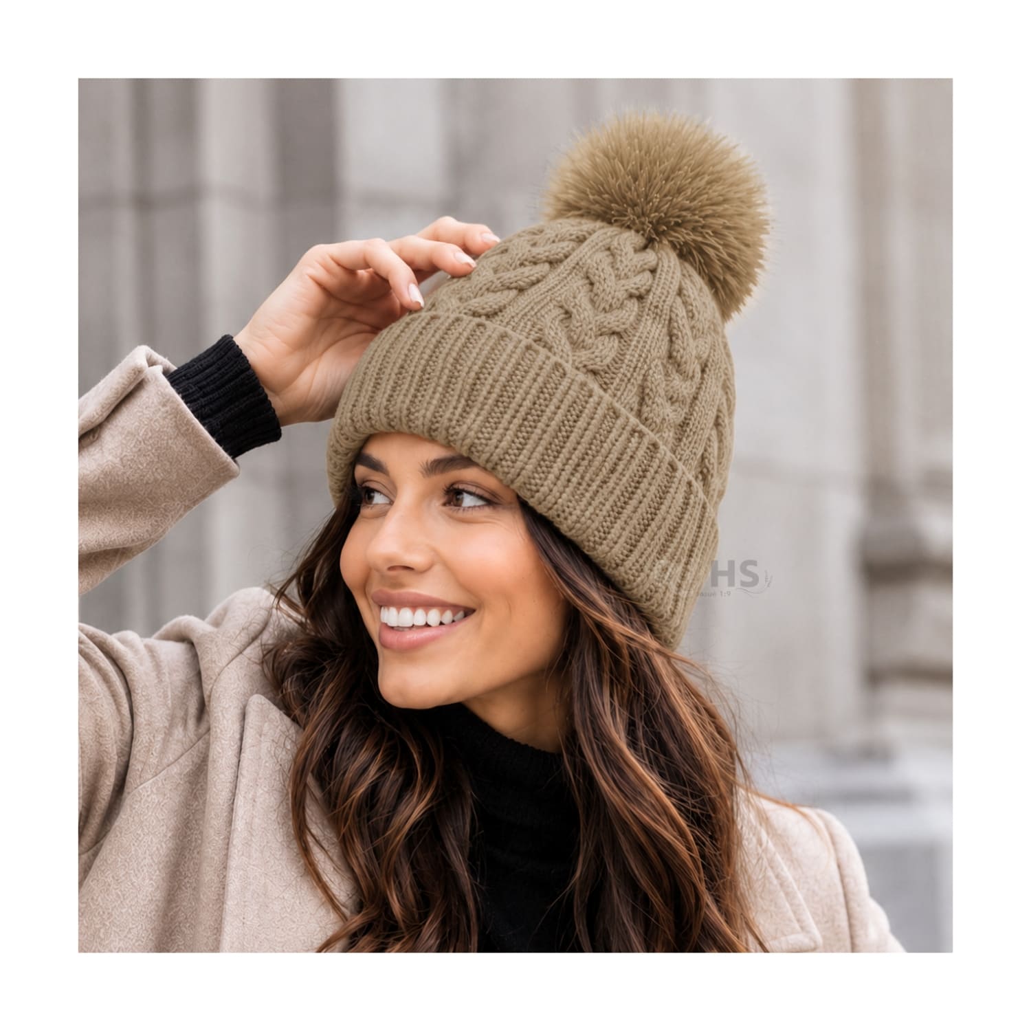 GORRO CON POMPÓN TEJIDO POLIÉSTER PARA INVIERNO COLOR CAQUI - 2