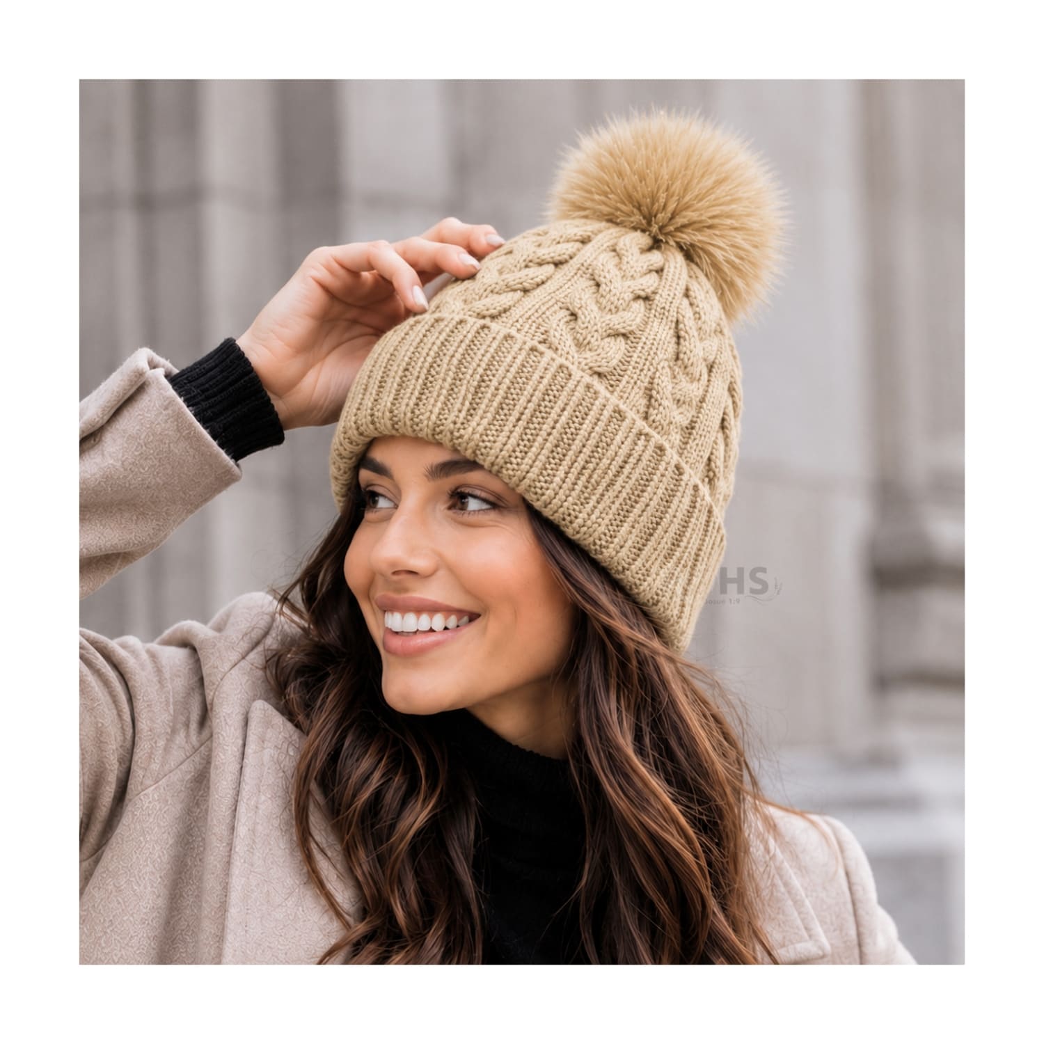 GORRO CON POMPÓN TEJIDO POLIÉSTER PARA INVIERNO COLOR CAMEL - 2