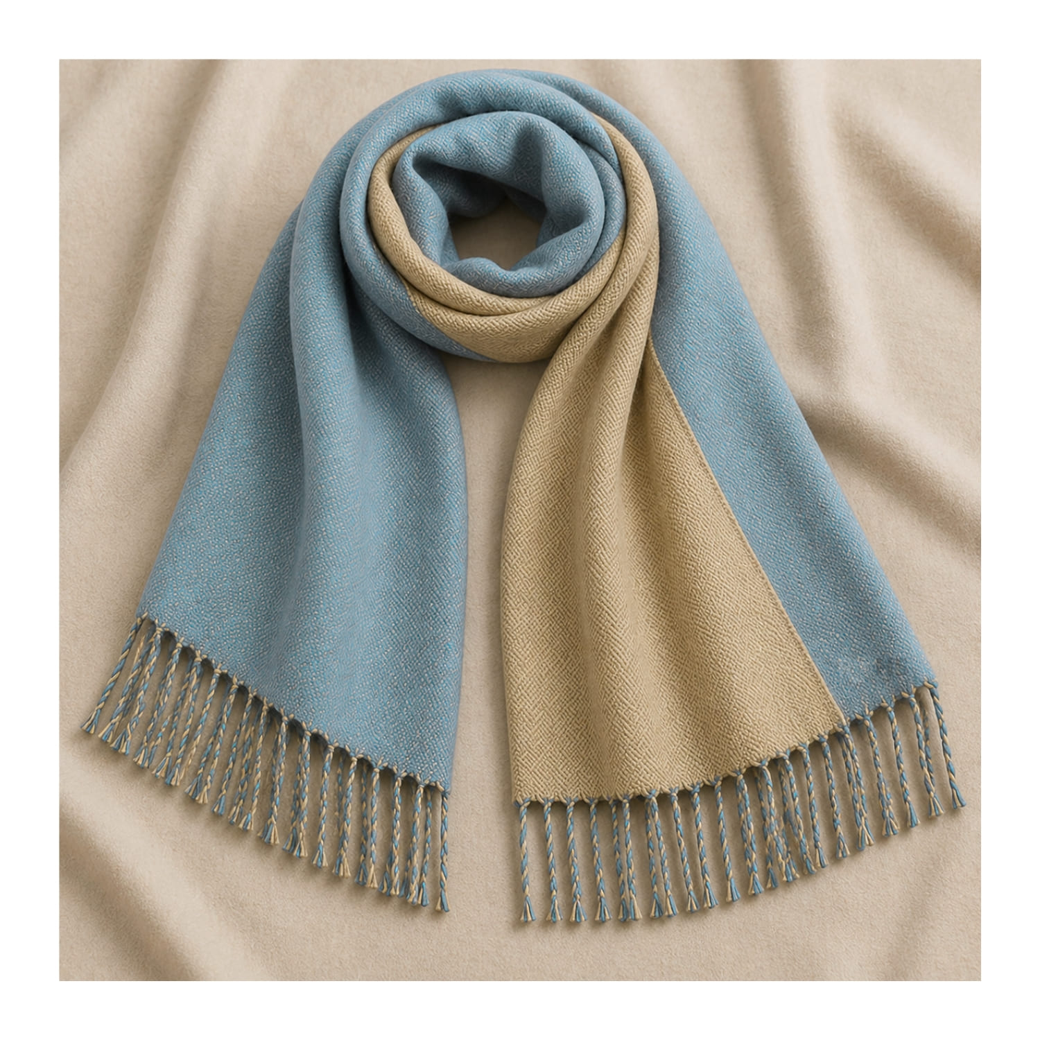 CHALINA REVERSIBLE TEJIDA TONO BEIGE Y AZUL CLARO CON FLECOS  196 X 69 CM - 3
