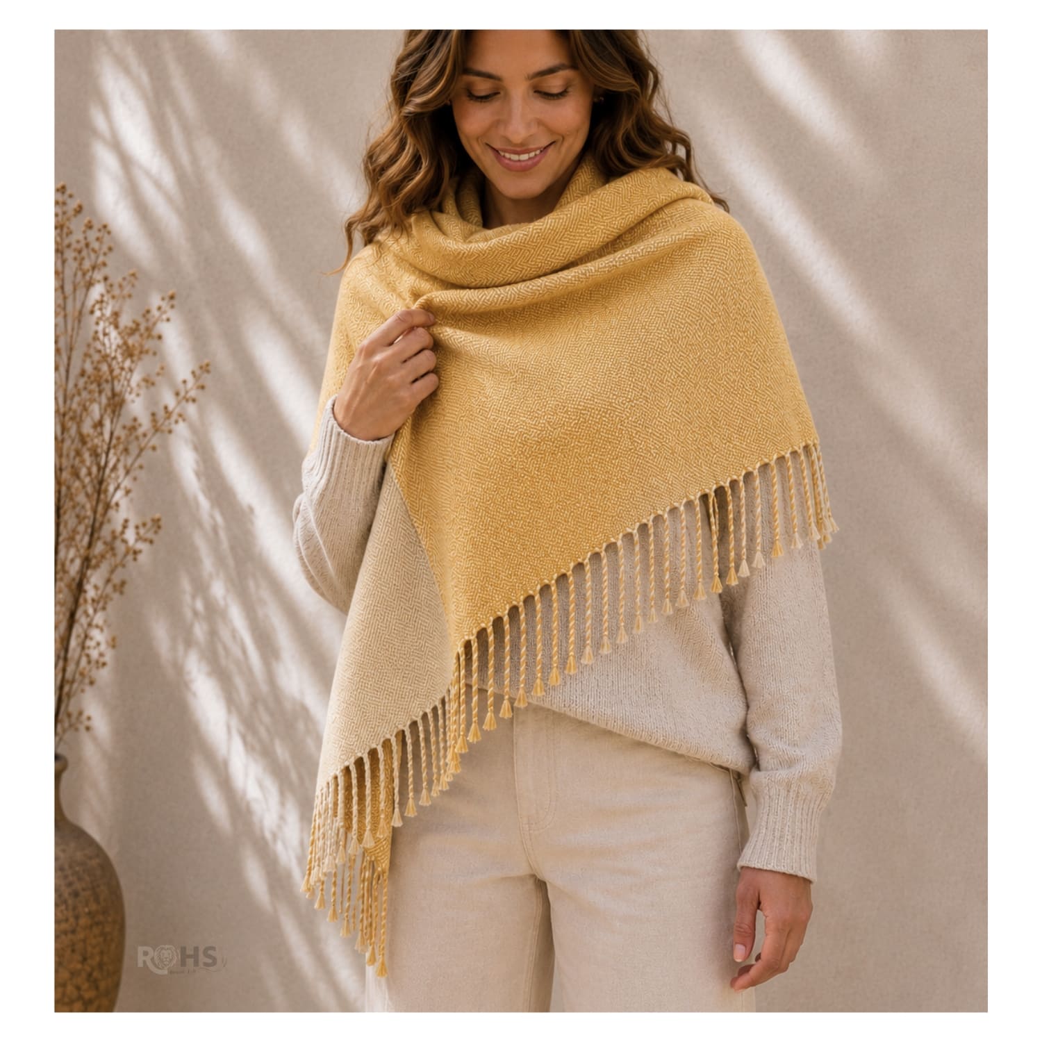 CHALINA REVERSIBLE TEJIDA TONO CREMA Y MOSTAZA CON FLECOS  196 X 69 CM - 5