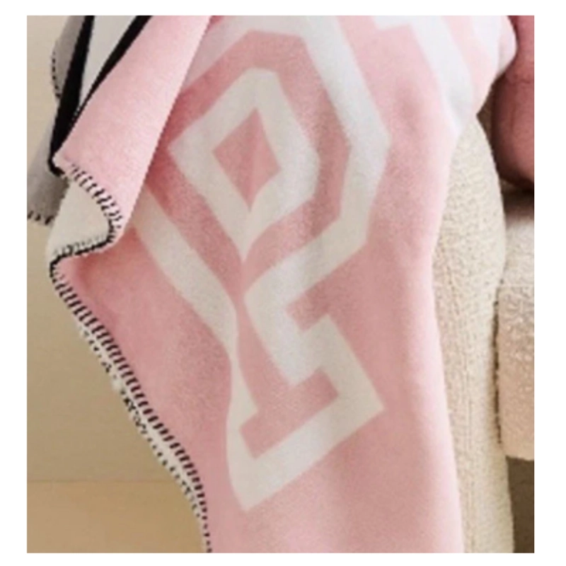 MANTA LOGO PINK VICTORIA’S SECRET SHERPA - 4