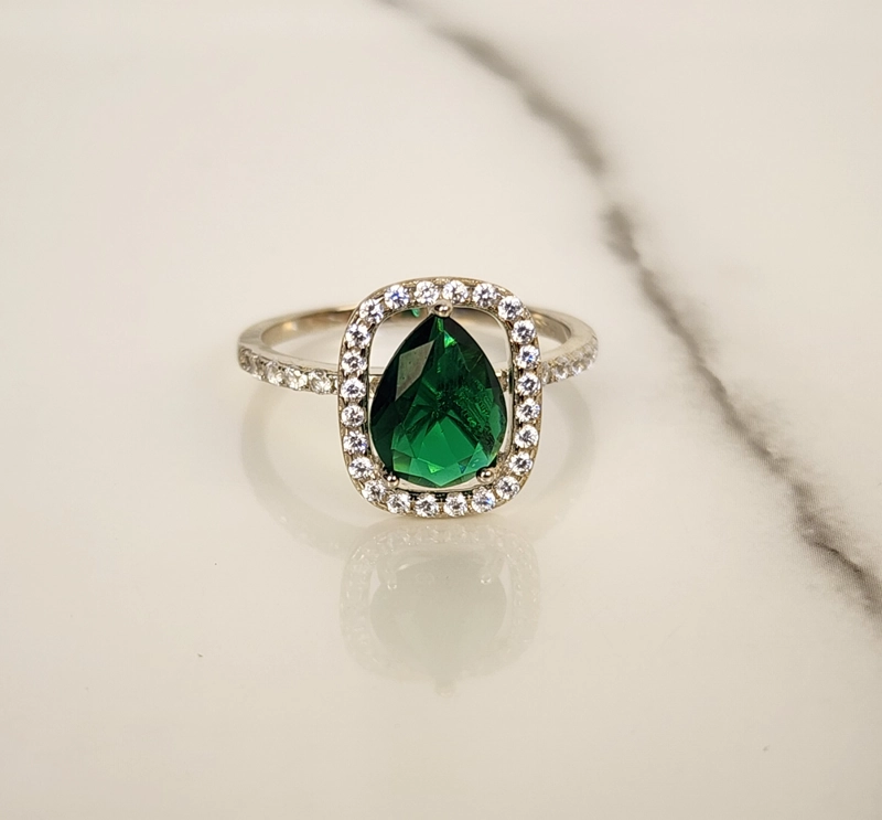 ANILLO ESMERALDA ENCANTADORA EN PLATA 925 - 6