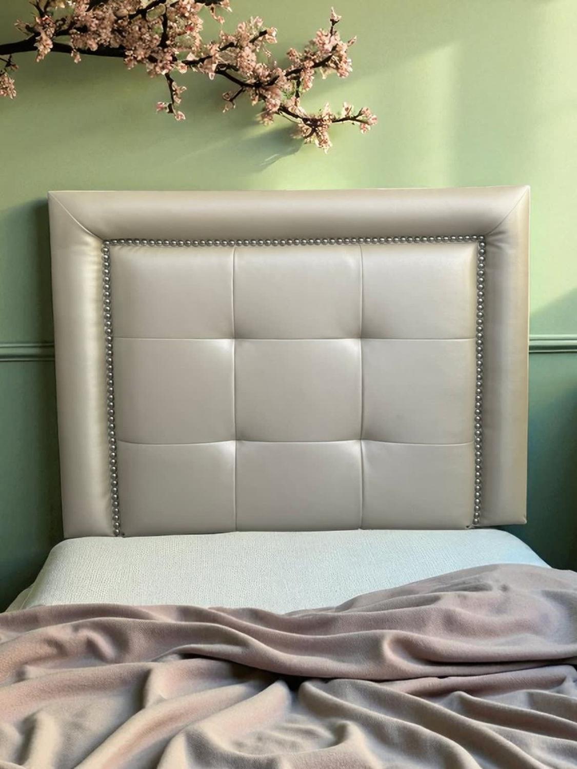CABECERA DE CAMA TAPIZADA GLAM 1.5 PLAZAS TACHUELAS 110X81 CM - 2
