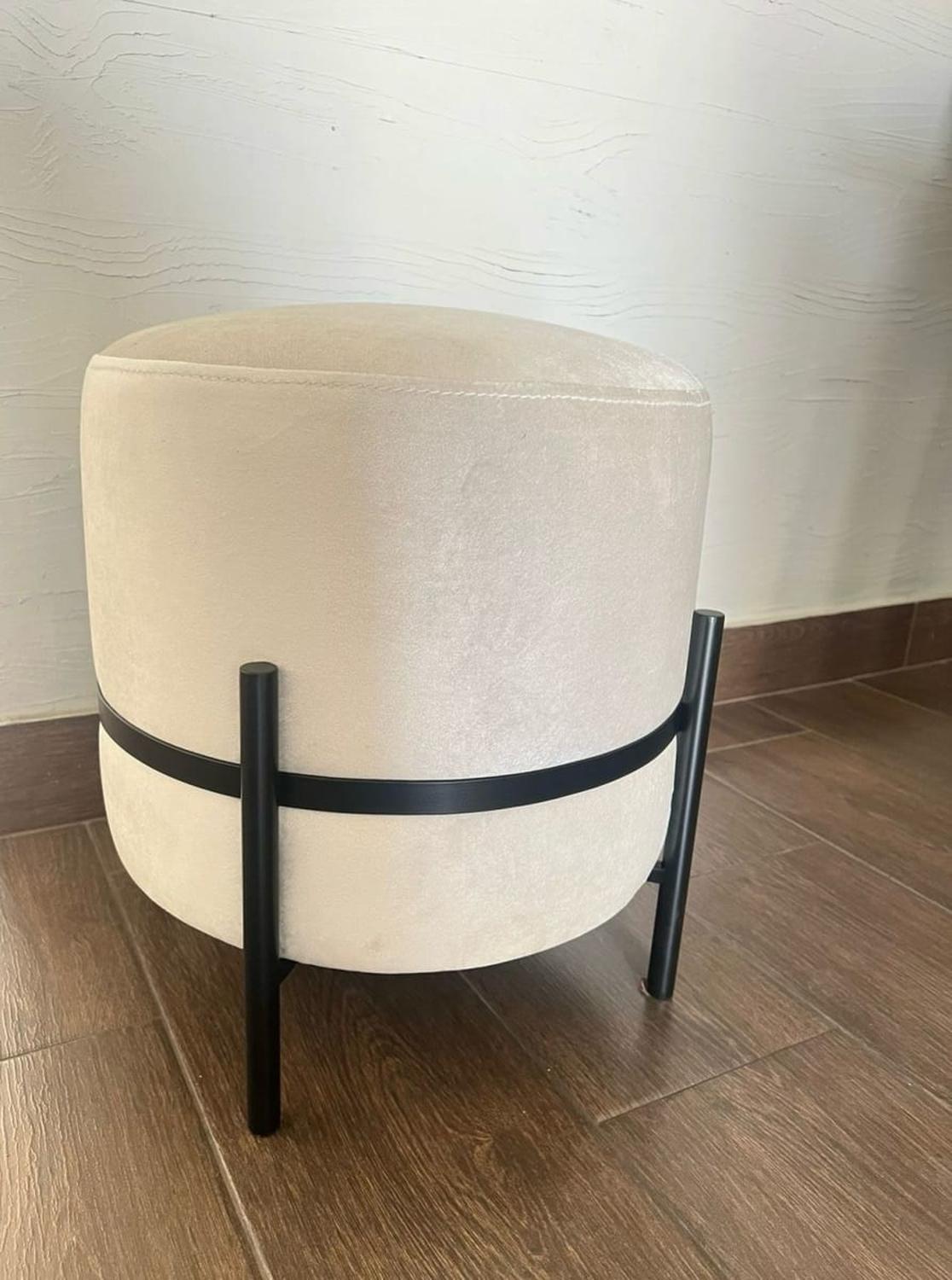 PUFF TAPIZADO TERCIOPELO IVORY INDUSTRIAL FIERRO NEGRO 39X42 CM - 3
