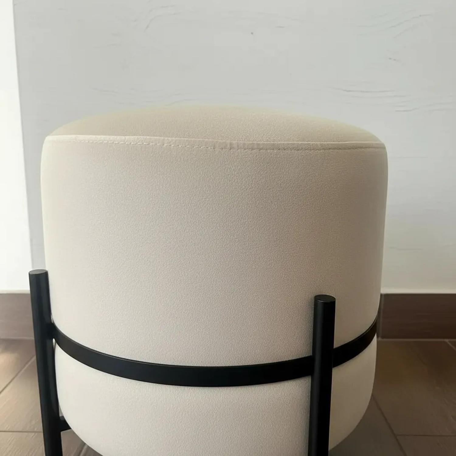 PUFF TAPIZADO TERCIOPELO IVORY INDUSTRIAL FIERRO NEGRO 39X42 CM - 5