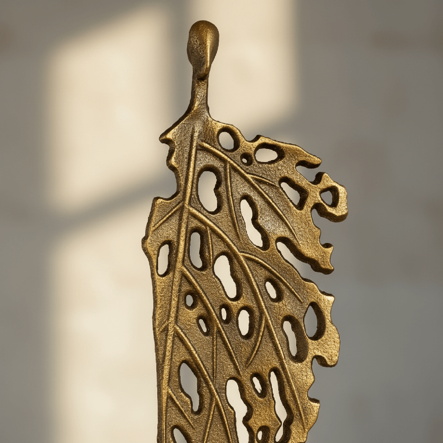 ADORNO ESCULTURA HOMBRE HOJA - 2
