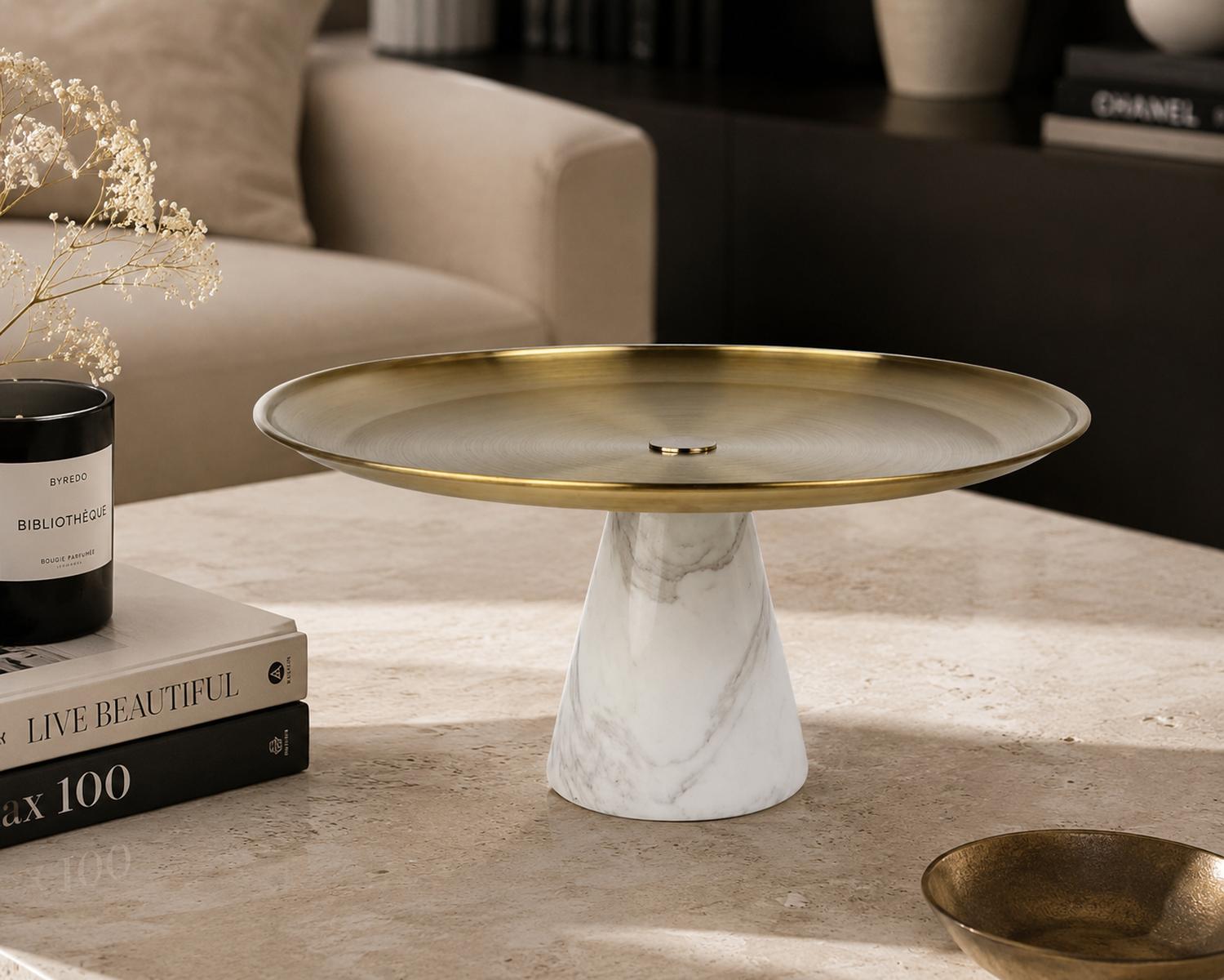 BANDEJA PORTA TORTA MÁRMOL NATURAL PEDESTAL METAL DORADO 30X30 CM - 1