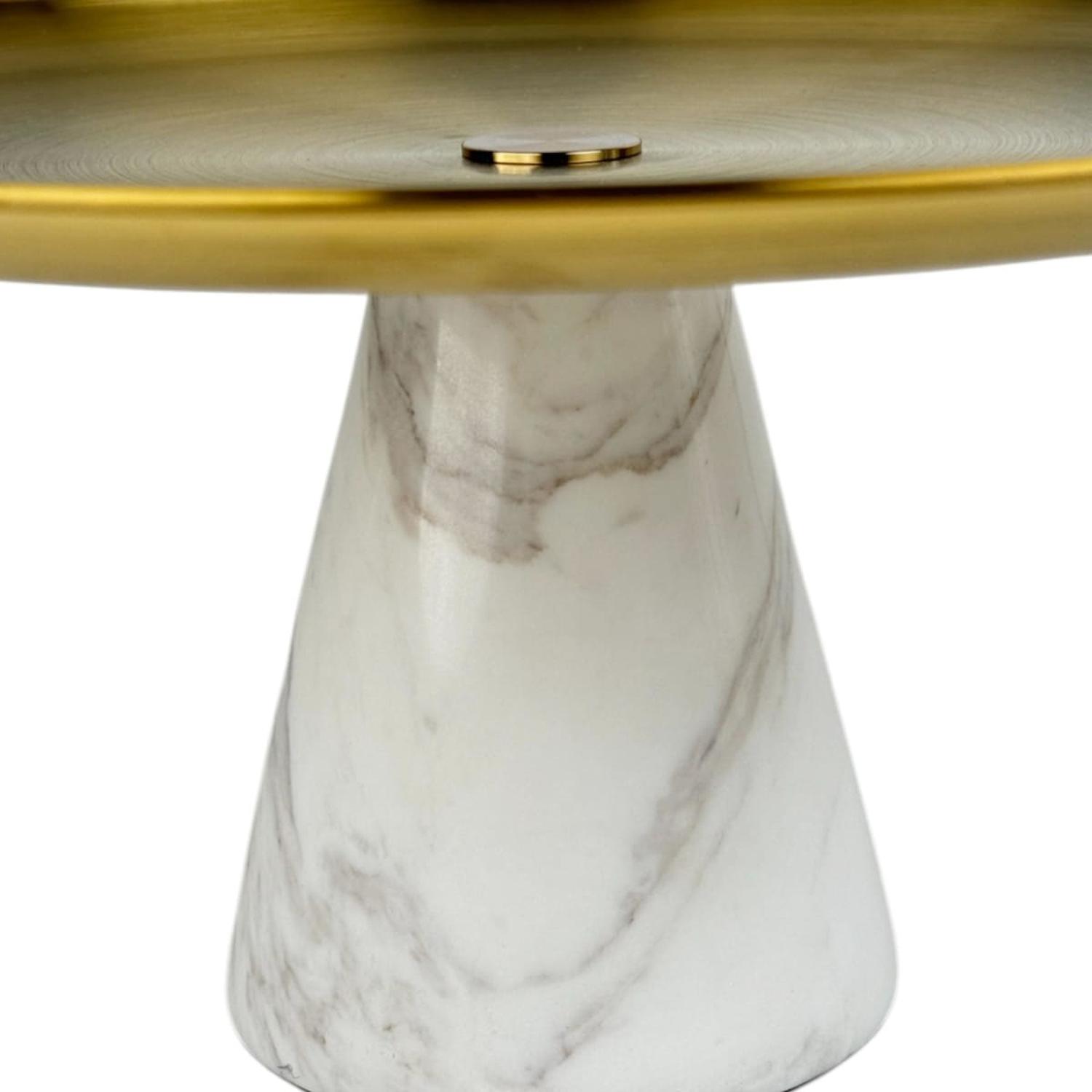 BANDEJA PORTA TORTA MÁRMOL NATURAL PEDESTAL METAL DORADO 30X30 CM - 6