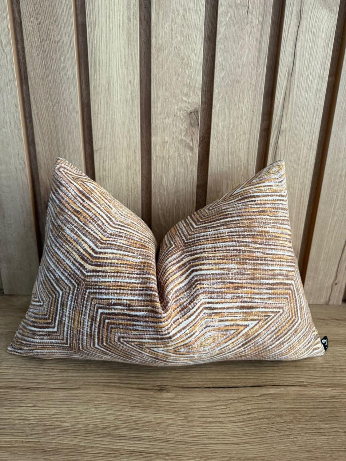 FUNDA DE COJÍN RIÑONERA ANSE JACQUARD OCRE Y MARRÓN 50X30 CM - 2