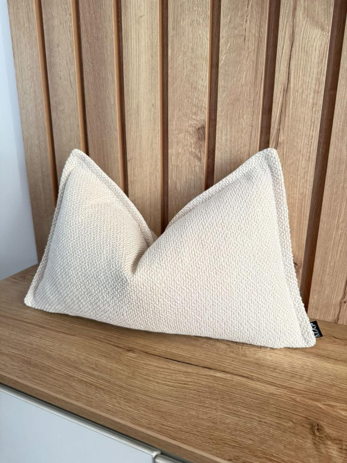 FUNDA DE COJIN RIÑONERA RILIEVO 50X30 CM - 3
