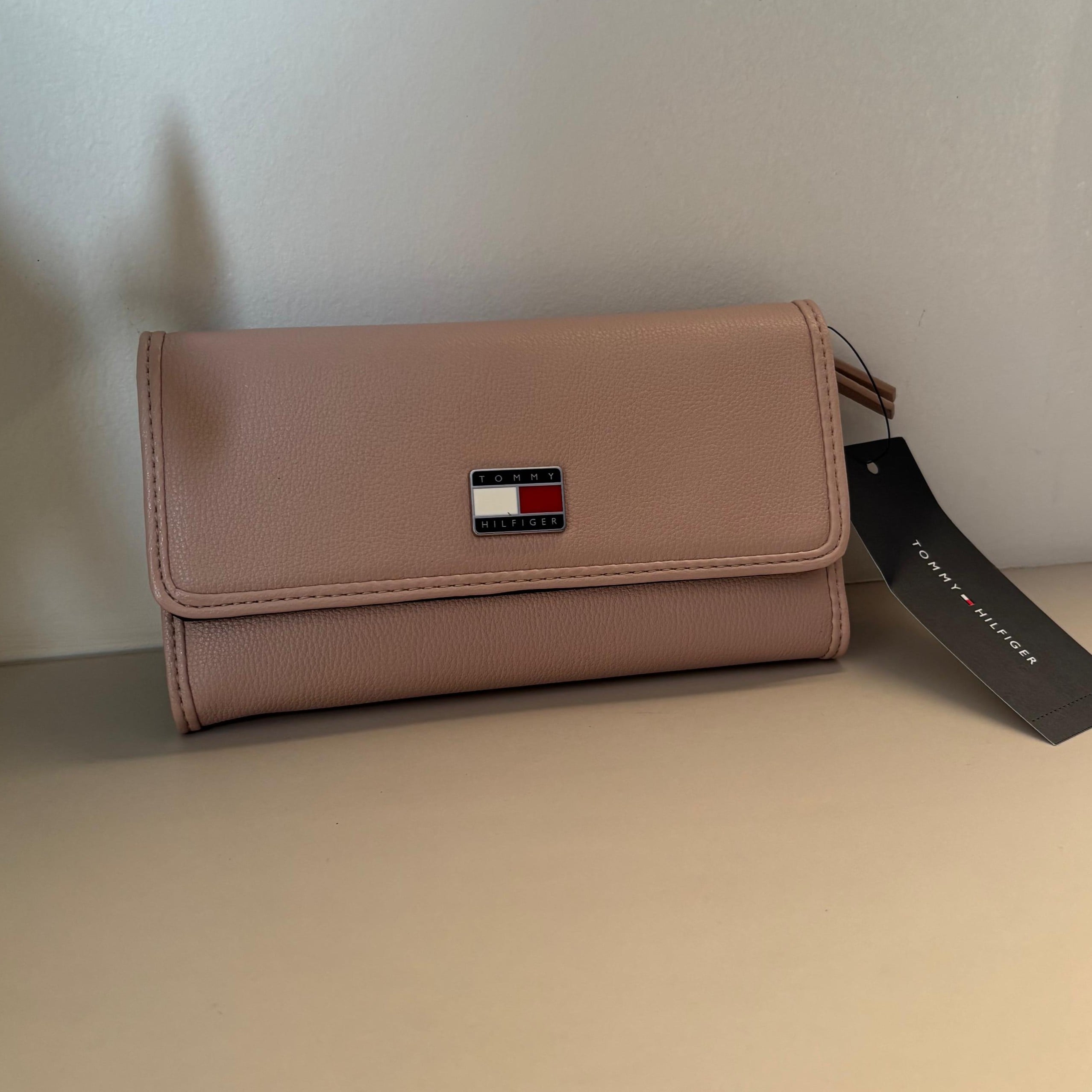 BILLETERA TOMMY HILFIGER PALO ROSA - 1