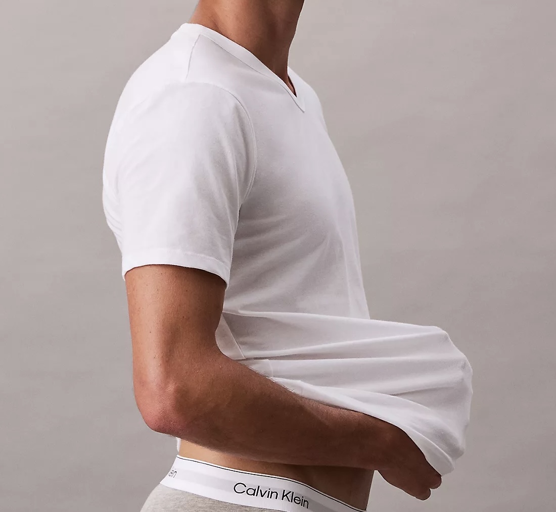 CALVIN KLEIN PACK DE 3 CAMISETAS DE ALGODÓN ELÁSTICO CON CUELLO EN V Y CORTE AJUSTADO - 4