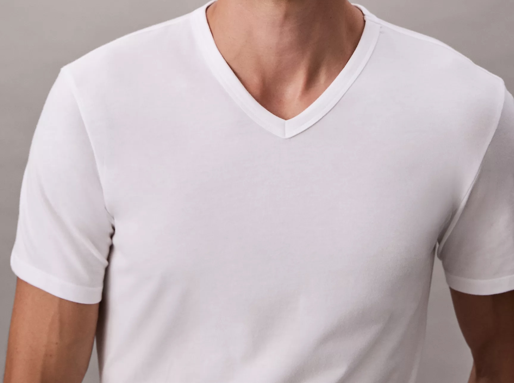 CALVIN KLEIN PACK DE 3 CAMISETAS DE ALGODÓN ELÁSTICO CON CUELLO EN V Y CORTE AJUSTADO - 5