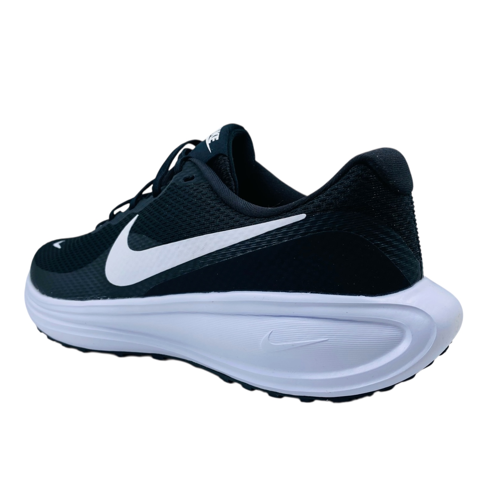 NIKE REVOLUTION 8 - 5