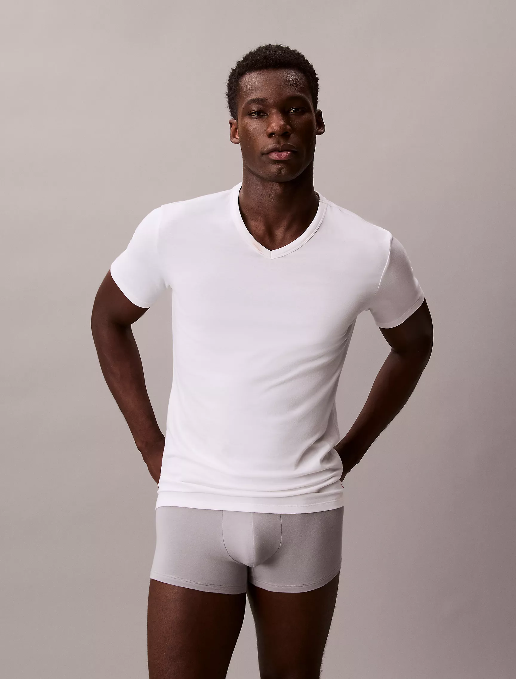 PACK DE 3 CAMISETAS DE CUELLO EN V DE CORTE AJUSTADO, MEZCLA DE ALGODÓN ELÁSTICO - 3