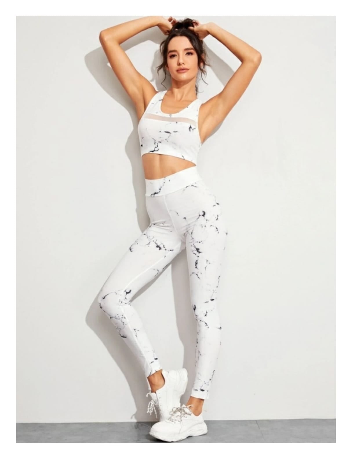 CONJUNTO DEPORTIVO “MARBLE ACTIVE” TOP Y LEGGINGS DE ENTRENAMIENTO CON ESTAMPADO MÁRMOL BLANCO - 1