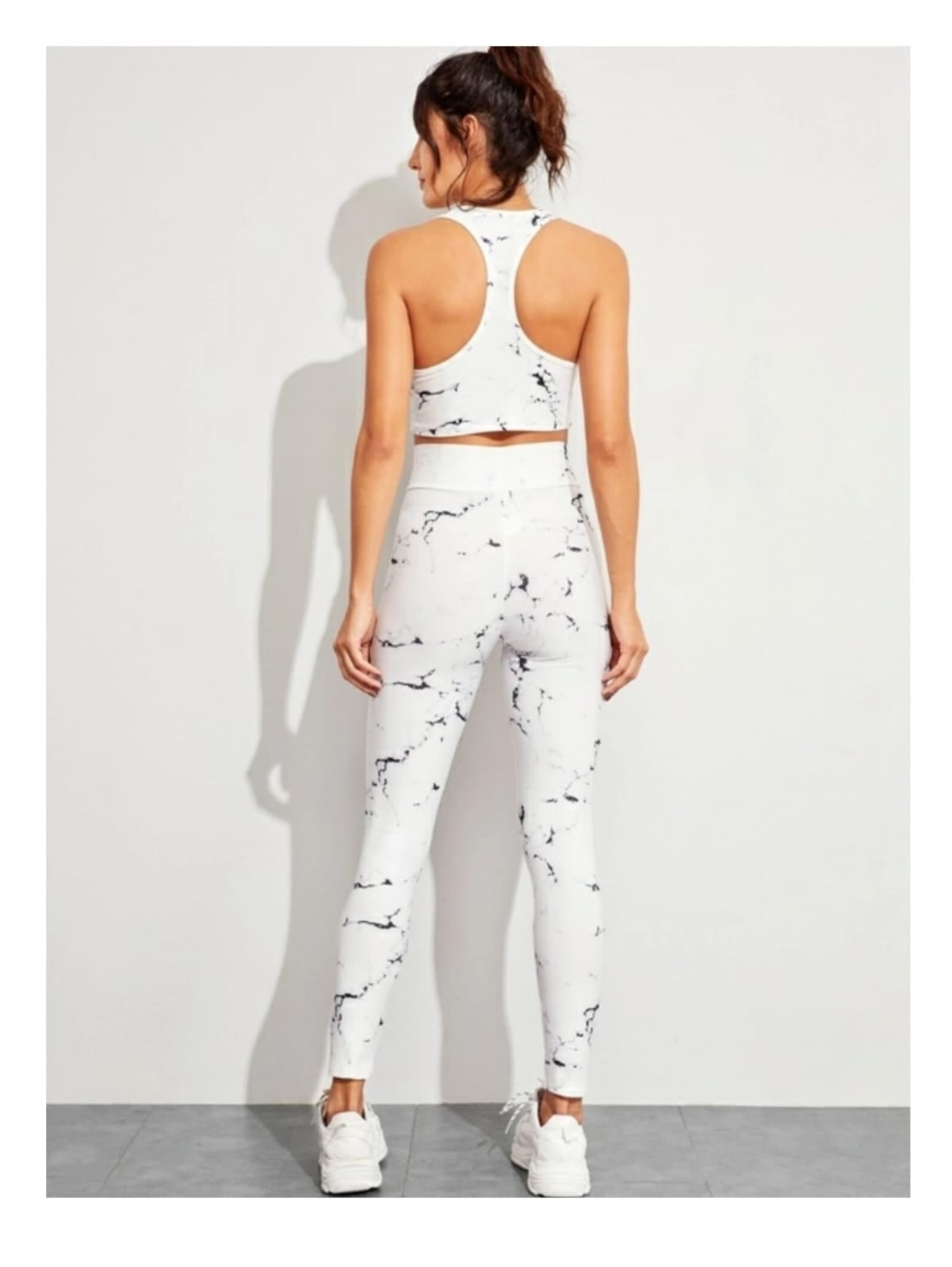CONJUNTO DEPORTIVO “MARBLE ACTIVE” TOP Y LEGGINGS DE ENTRENAMIENTO CON ESTAMPADO MÁRMOL BLANCO - 2