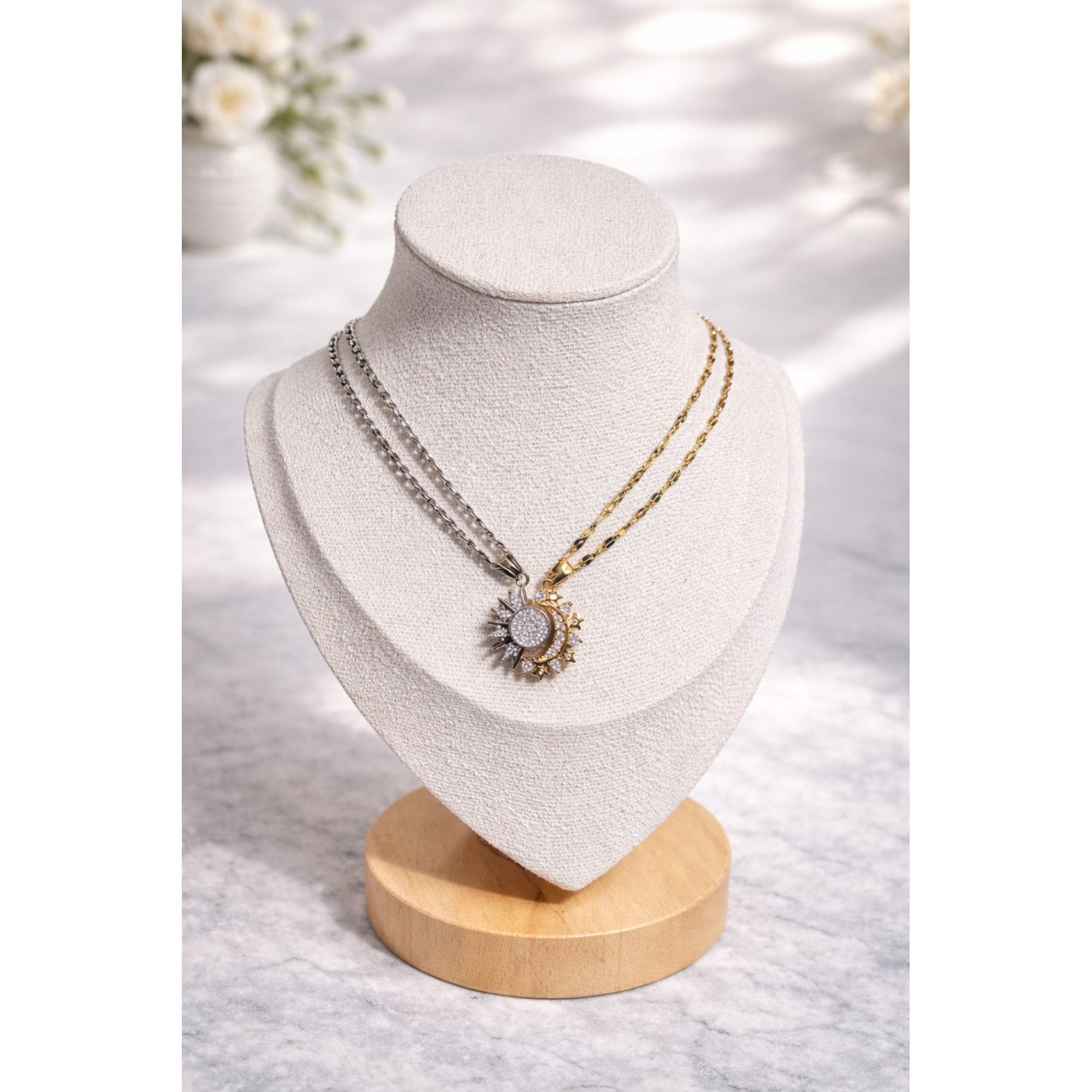 COLLAR ECLIPSE DIVINO DUAL SOL PLATA Y LUNA DORADO CON ZIRCON PLATEADO - 1