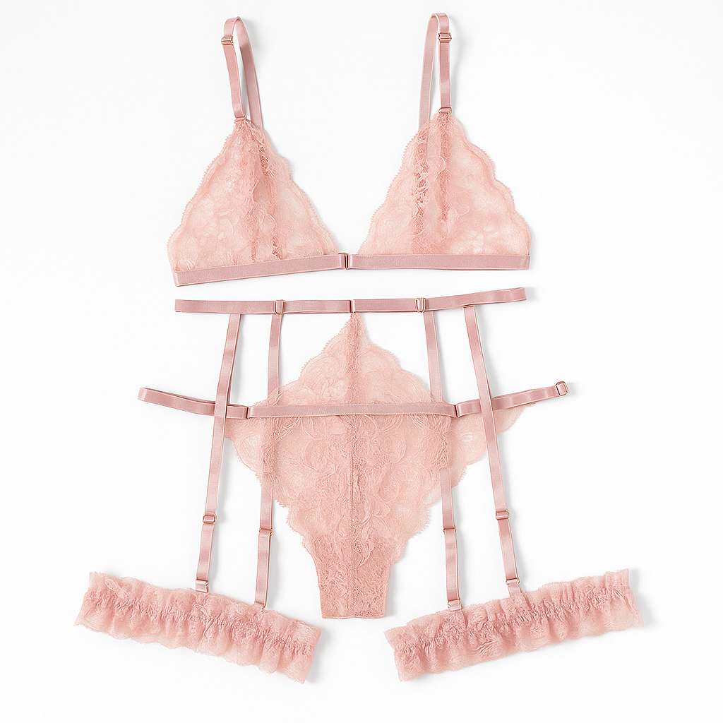 CONJUNTO DE LENCERÍA “BLUSH ROMANCE”  ENCAJE ROSA CON LIGUERO Y DETALLES AJUSTABLES - 1