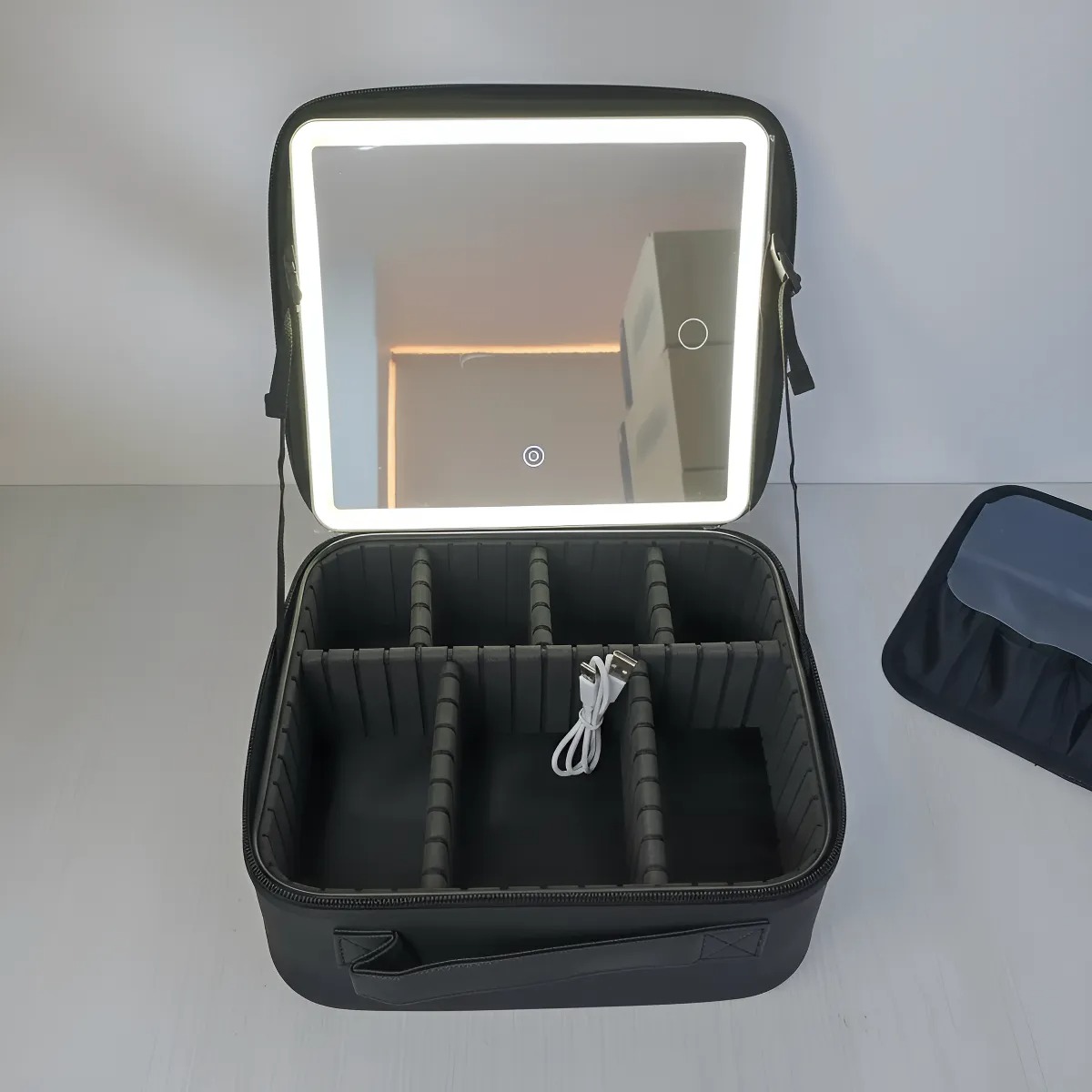 MALETIN DE MAQUILLAJE CON ESPEJO LED - 3