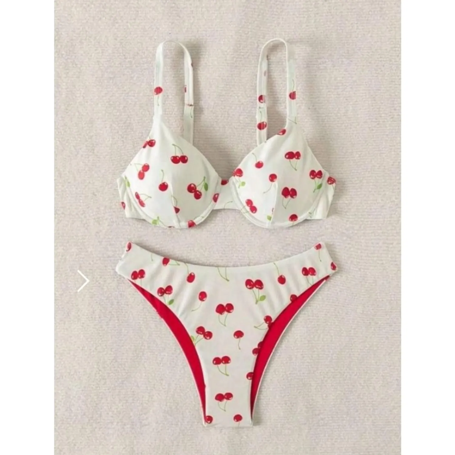 PUERTO MELÓN | BIKINI CON COPA, ARO Y FORRO INTERNO - BLANCO HUMO CON ESTAMPADO DE CEREZOS - 1