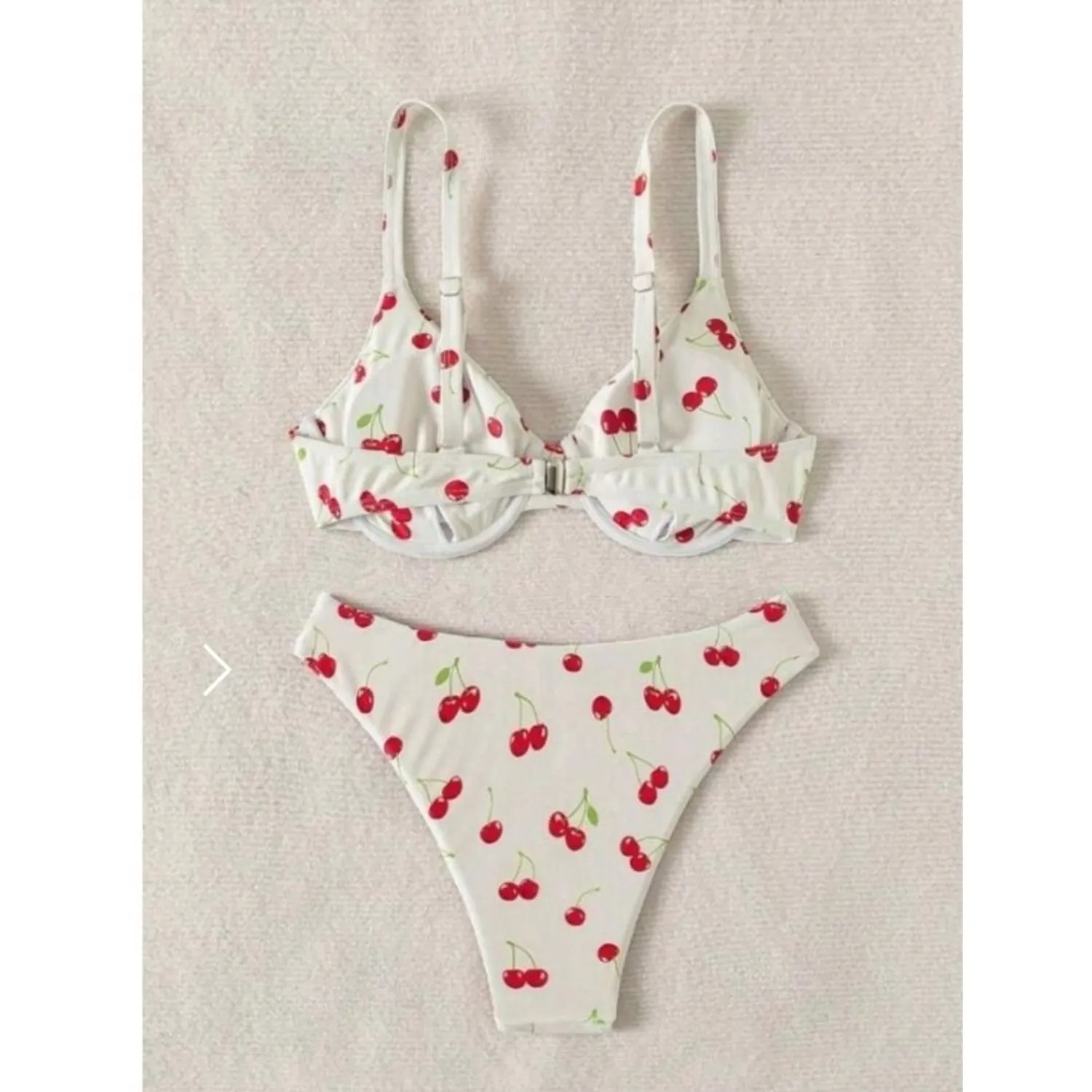 PUERTO MELÓN | BIKINI CON COPA, ARO Y FORRO INTERNO - BLANCO HUMO CON ESTAMPADO DE CEREZOS - 2