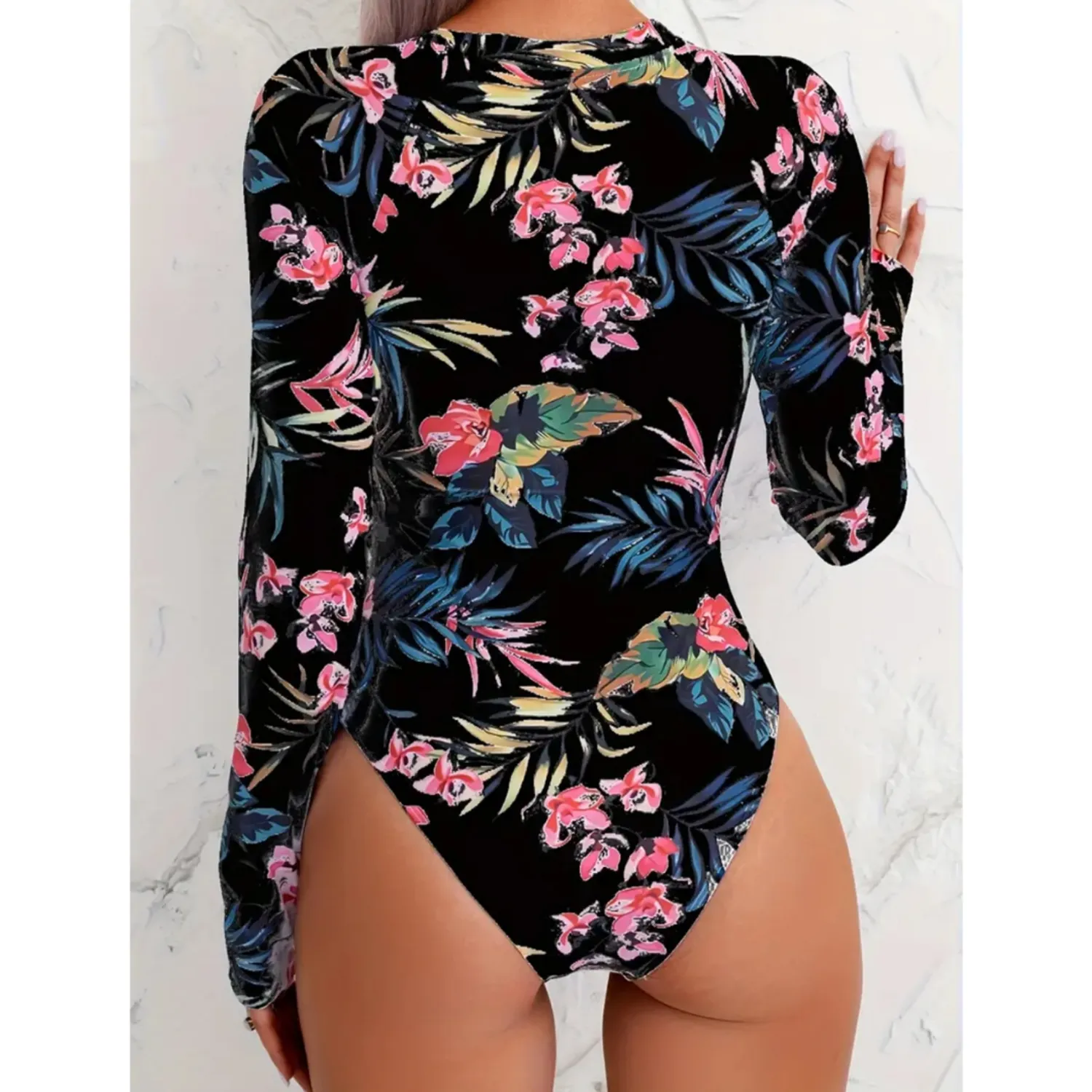 PUERTO MELÓN | TRAJE DE BAÑO NEGRO MANGA LARGA CON COPA Y FORRO INTERNO - ESTAMPADO FLORAL - 2