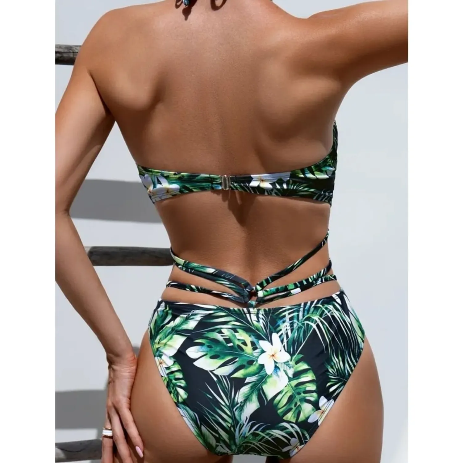 PUERTO MELÓN | TRAJE DE BAÑO TRIKINI FLORAL CON COPA Y FORRO INTERNO - 2
