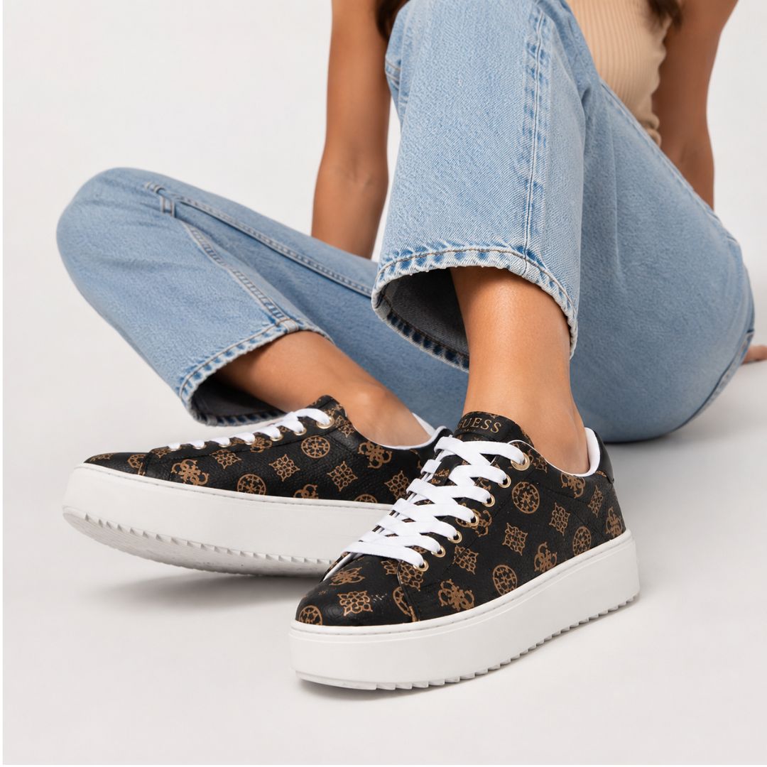 ZAPATILLAS GUESS MUJER DENESA DISEÑO MONOGRAMA QUATTRO G COLOR MARRÓN - 4