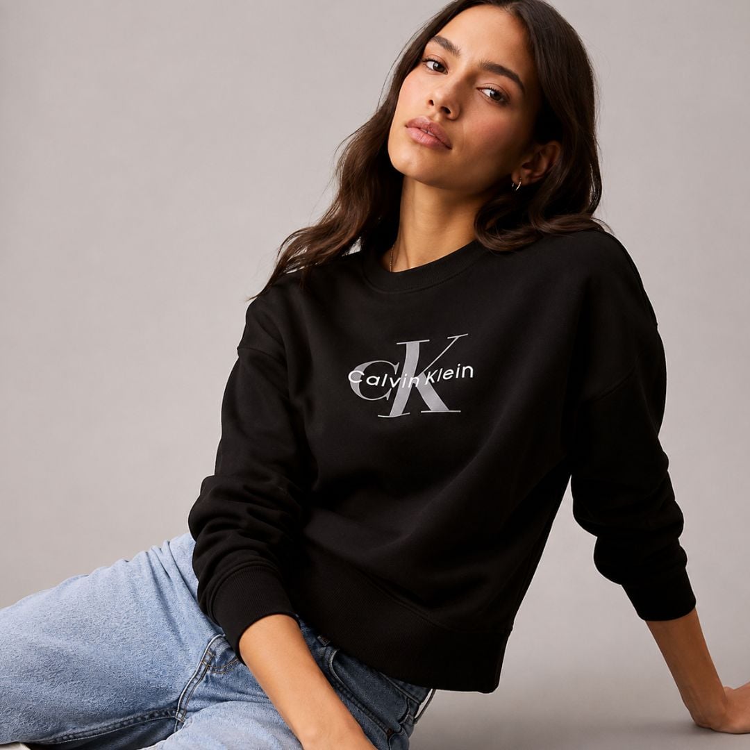 POLERA CALVIN KLEIN MUJER MONOLOGO FLEECE RELAXED LOGOTIPO CK FRONTAL NEGRO - 1