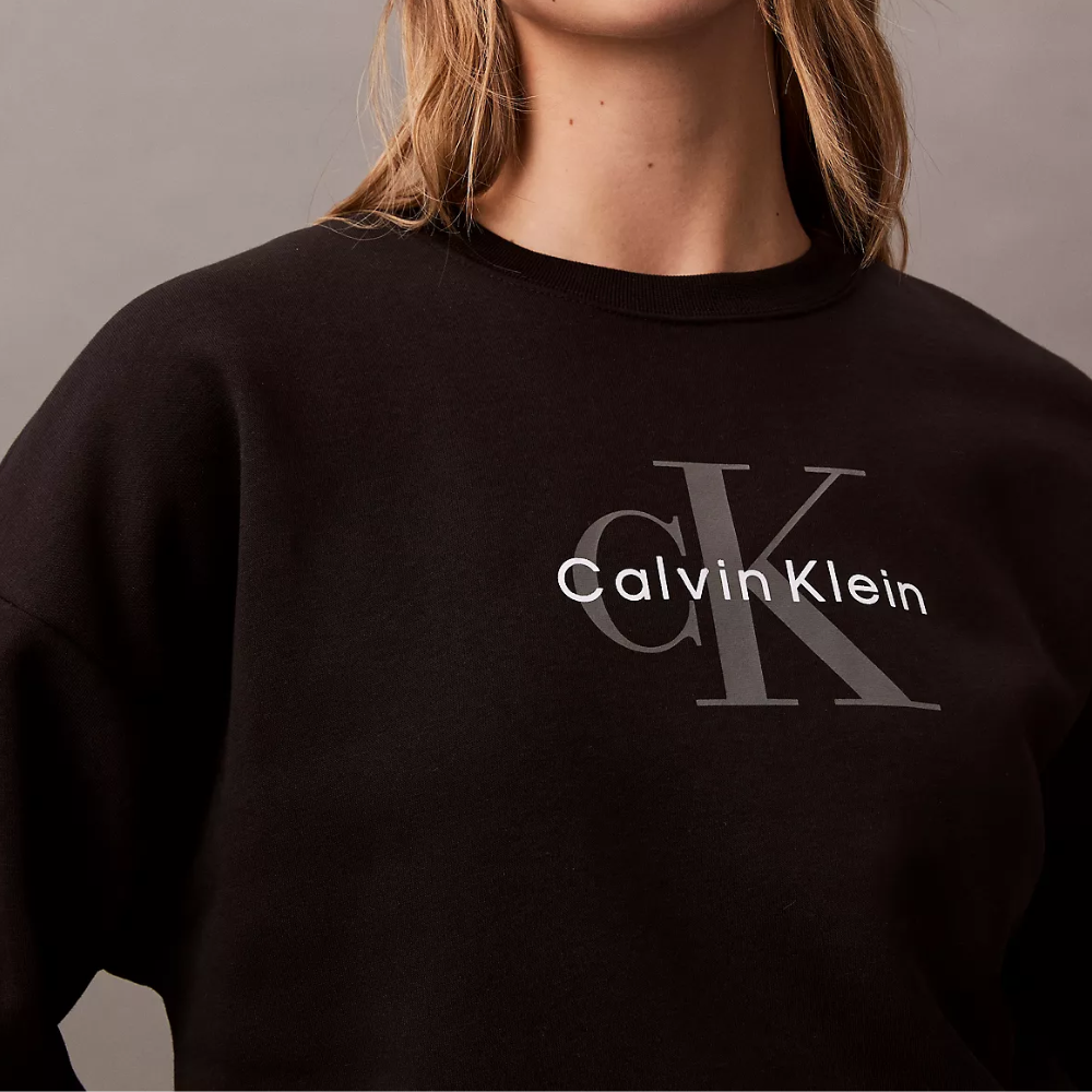 POLERA CALVIN KLEIN MUJER MONOLOGO FLEECE RELAXED LOGOTIPO CK FRONTAL NEGRO - 2