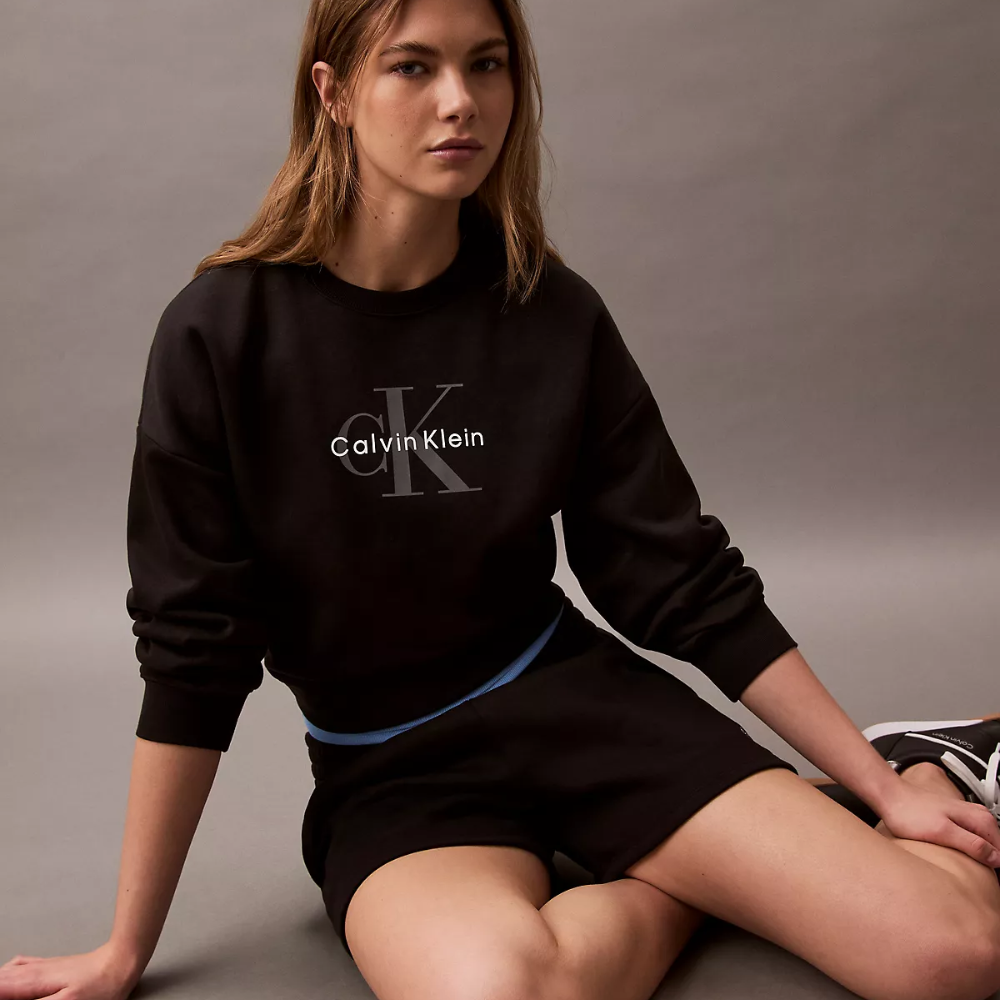 POLERA CALVIN KLEIN MUJER MONOLOGO FLEECE RELAXED LOGOTIPO CK FRONTAL NEGRO - 4