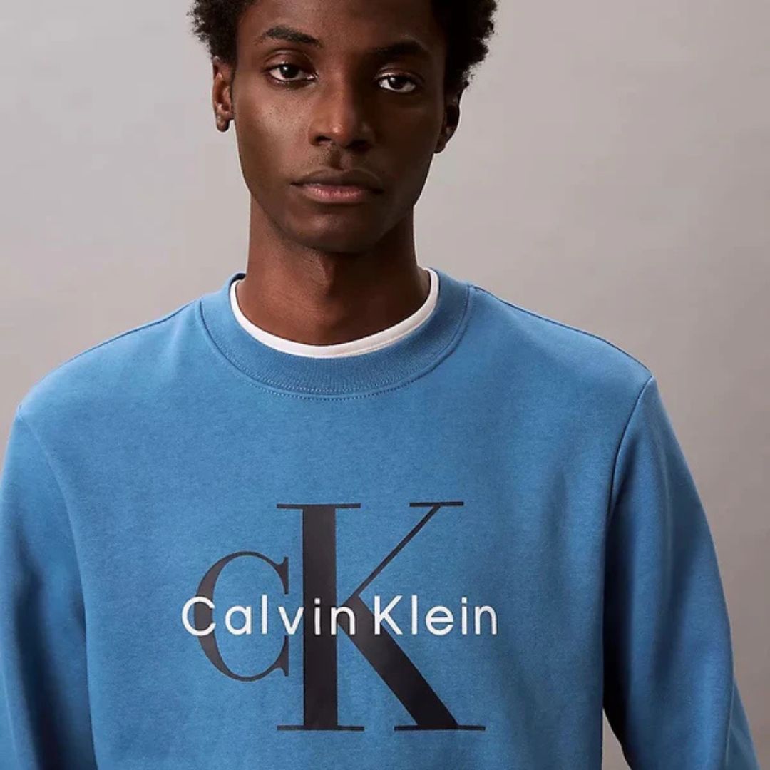 POLERA CALVIN KLEIN HOMBRE LOGO FLEECE AZUL MONOGRAMA CK - 2