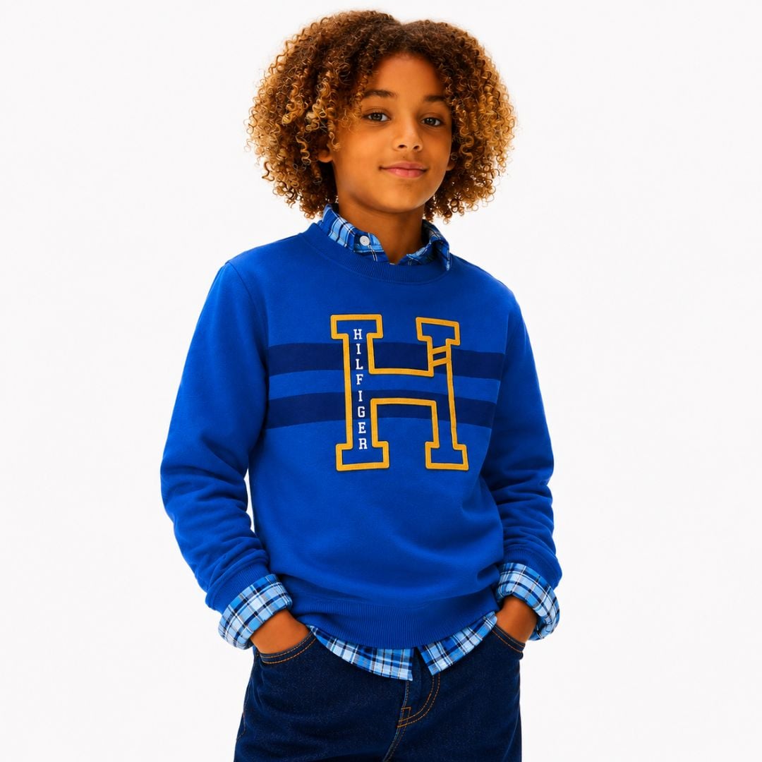POLERA TOMMY HILFIGER NIÑO LOGO STRIPE EMBLEMA FRONTAL BORDADO AZUL - 1
