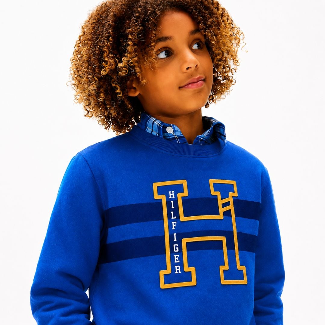 POLERA TOMMY HILFIGER NIÑO LOGO STRIPE EMBLEMA FRONTAL BORDADO AZUL - 2