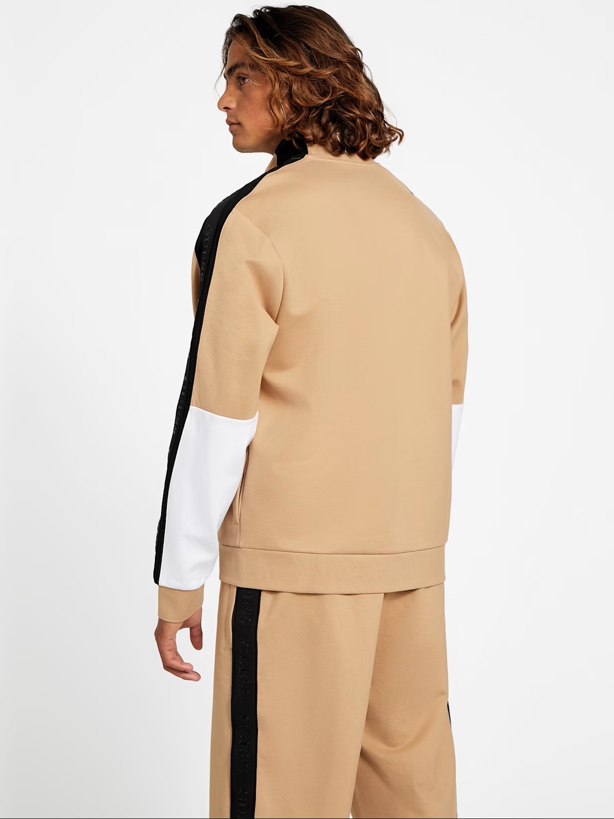 CASACA GUESS HOMBRE MATEO COLOR-BLOCK BEIGE NEGRO CON LOGOTIPO EN LAS MANGAS - 2