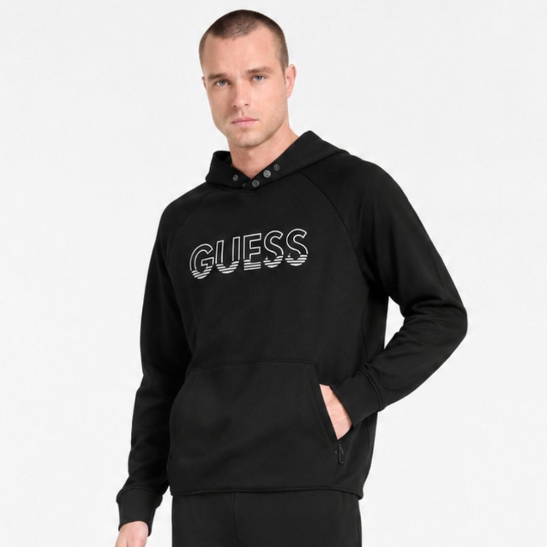 POLERA GUESS GABRIEL SCUBA HOODIE HOMBRE LOGOTIPO FRONTAL NEGRO BOLSILLO CANGURO - 1