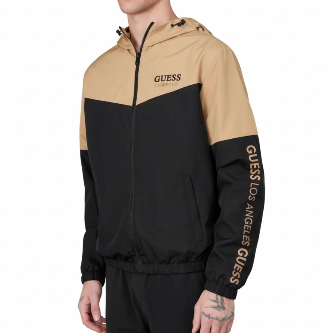 CASACA GUESS HOMBRE ECO NIRO CORTAVIENTO NEGRO BEIGE CON CAPUCHA ESTAMPADA - 1