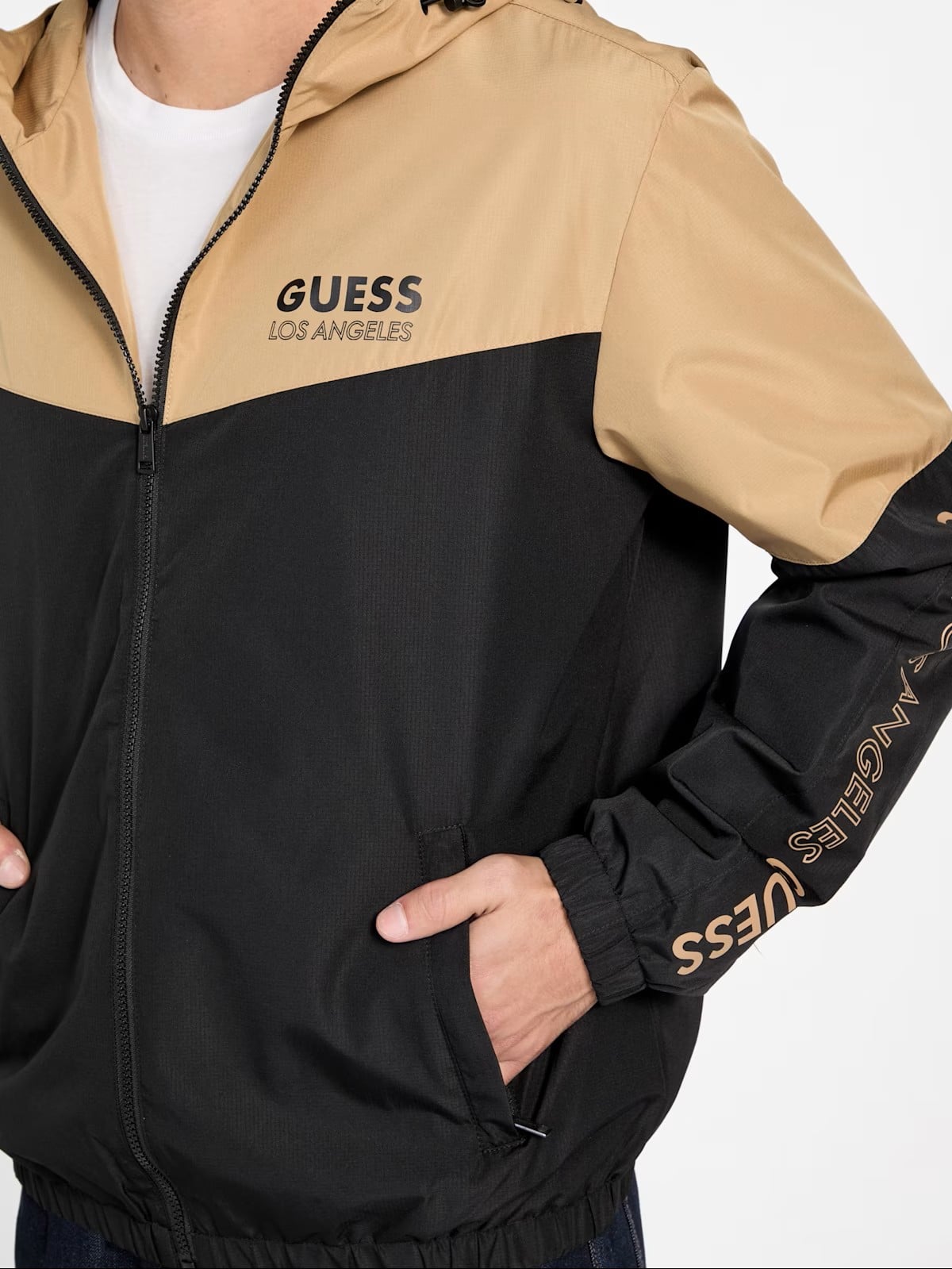 CASACA GUESS HOMBRE ECO NIRO CORTAVIENTO NEGRO BEIGE CON CAPUCHA ESTAMPADA - 2
