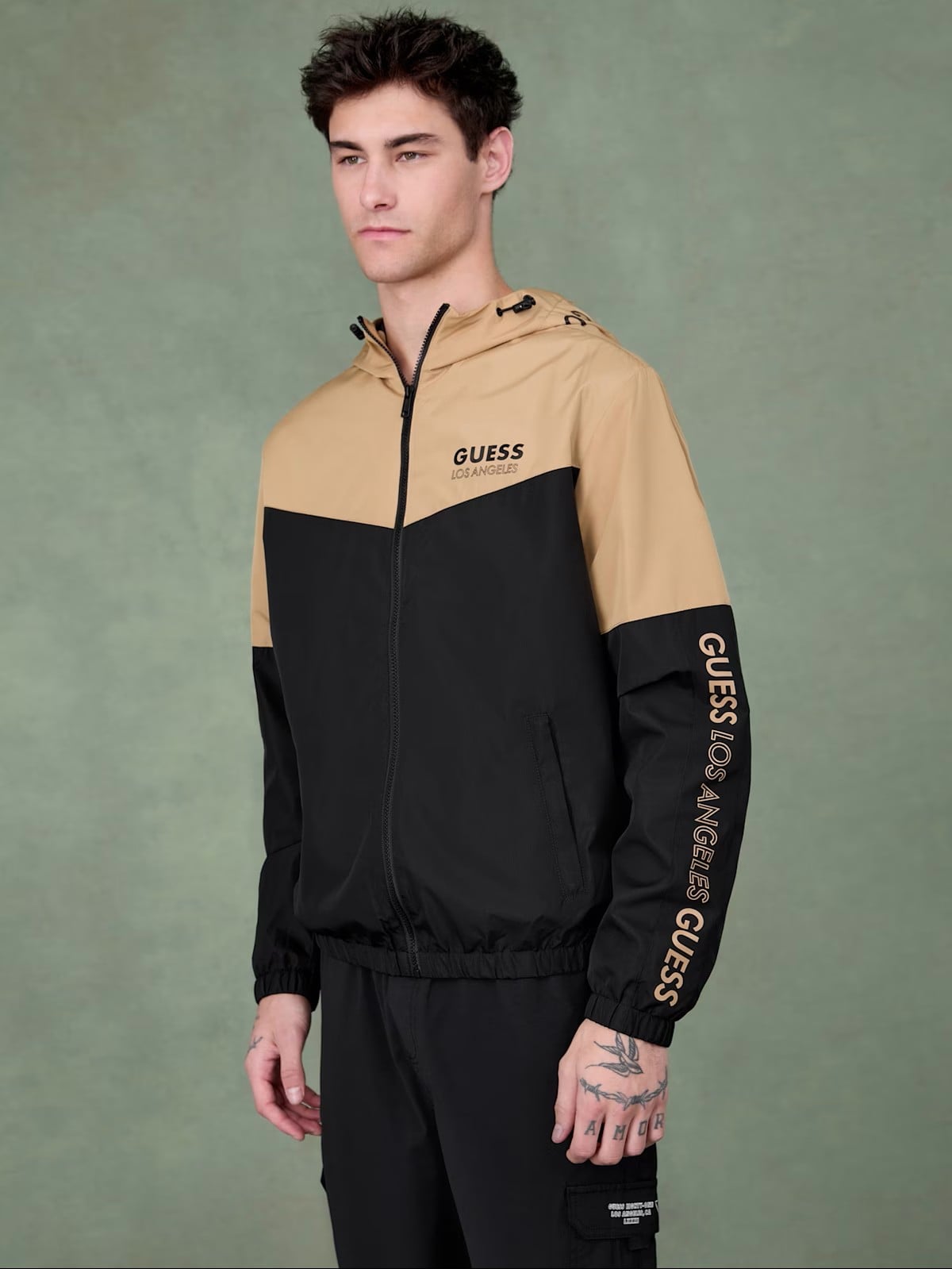 CASACA GUESS HOMBRE ECO NIRO CORTAVIENTO NEGRO BEIGE CON CAPUCHA ESTAMPADA - 6