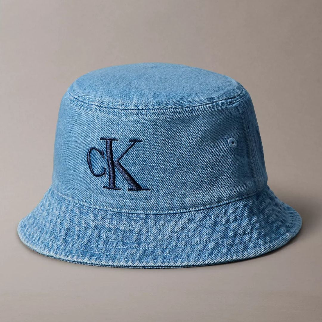 GORRA BUCKET CALVIN KLEIN AZUL DENIM LOGO BORDADO UNISEX ESTILO URBANO - 1