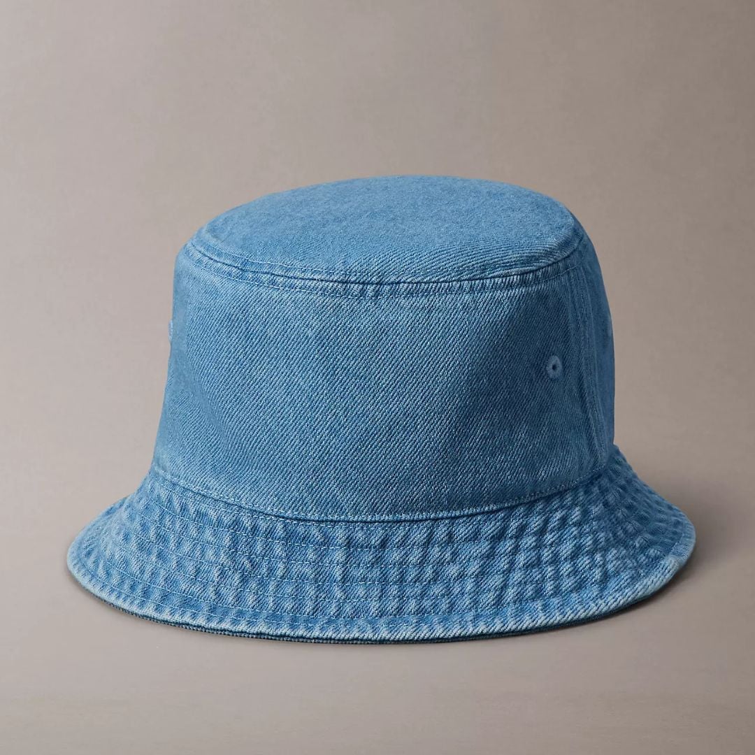GORRA BUCKET CALVIN KLEIN AZUL DENIM LOGO BORDADO UNISEX ESTILO URBANO - 2